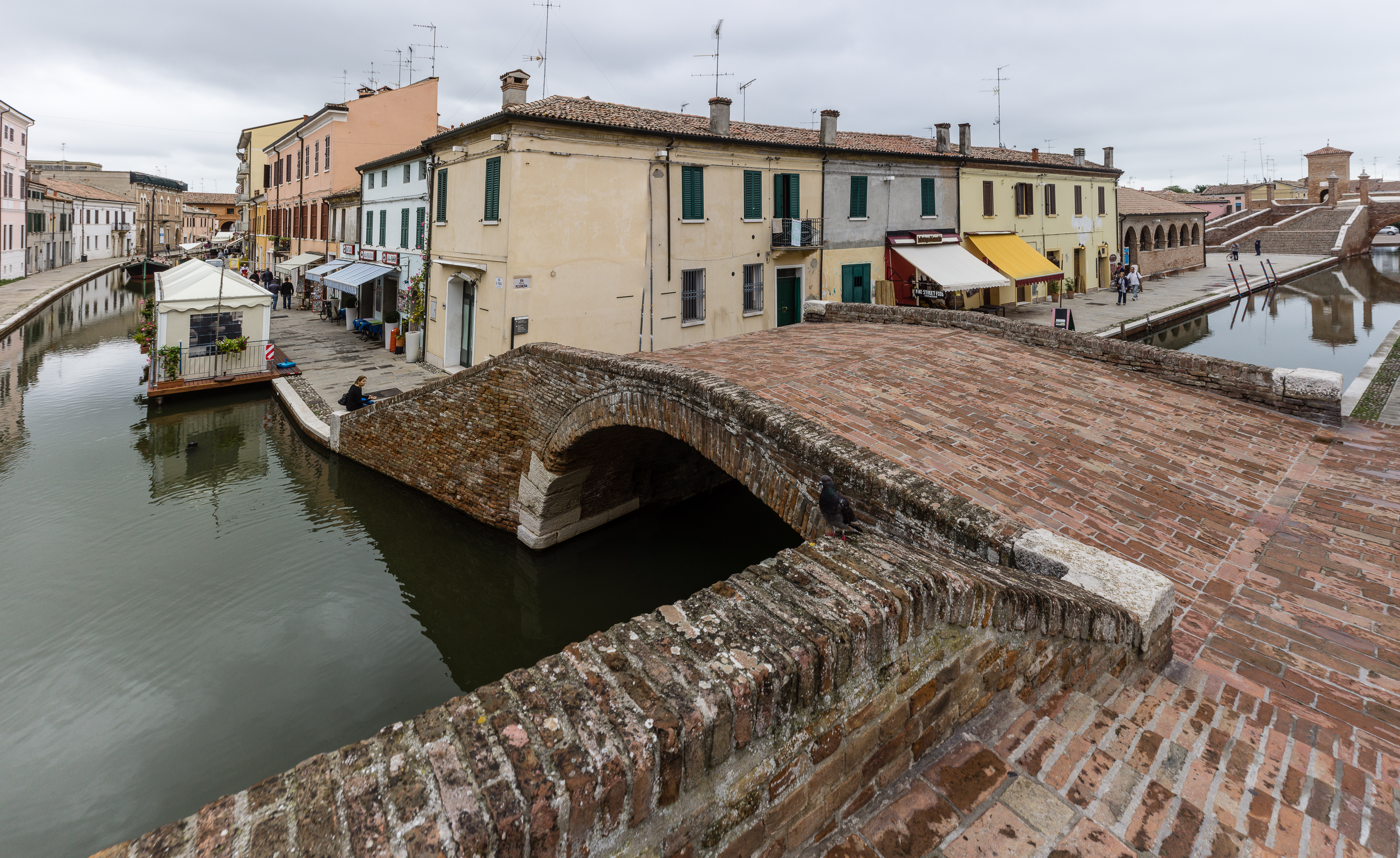 foto: https://upload.wikimedia.org/wikipedia/commons/4/48/Ponte_degli_Sbirri_-_Comacchio_-.jpg