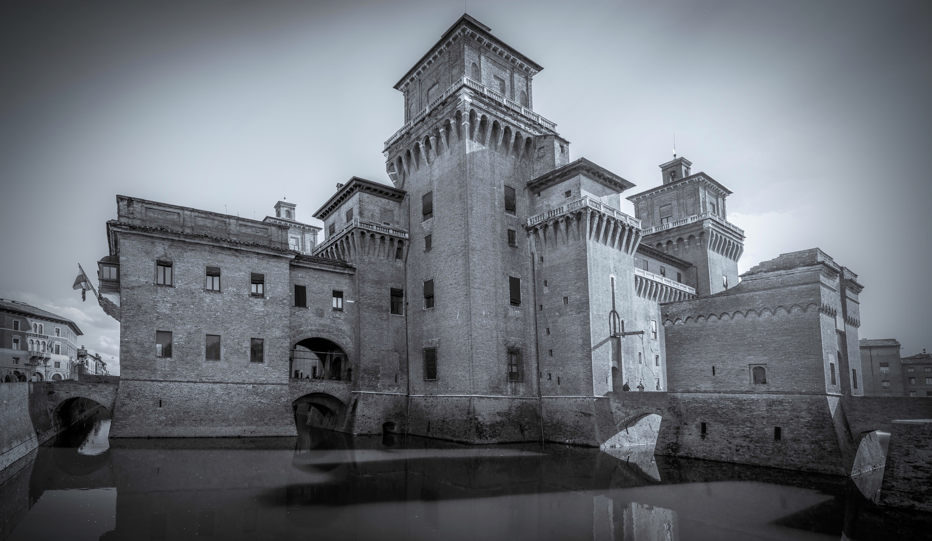 photo: https://upload.wikimedia.org/wikipedia/commons/f/f6/Castello_Estense_---_Ferrara.jpg