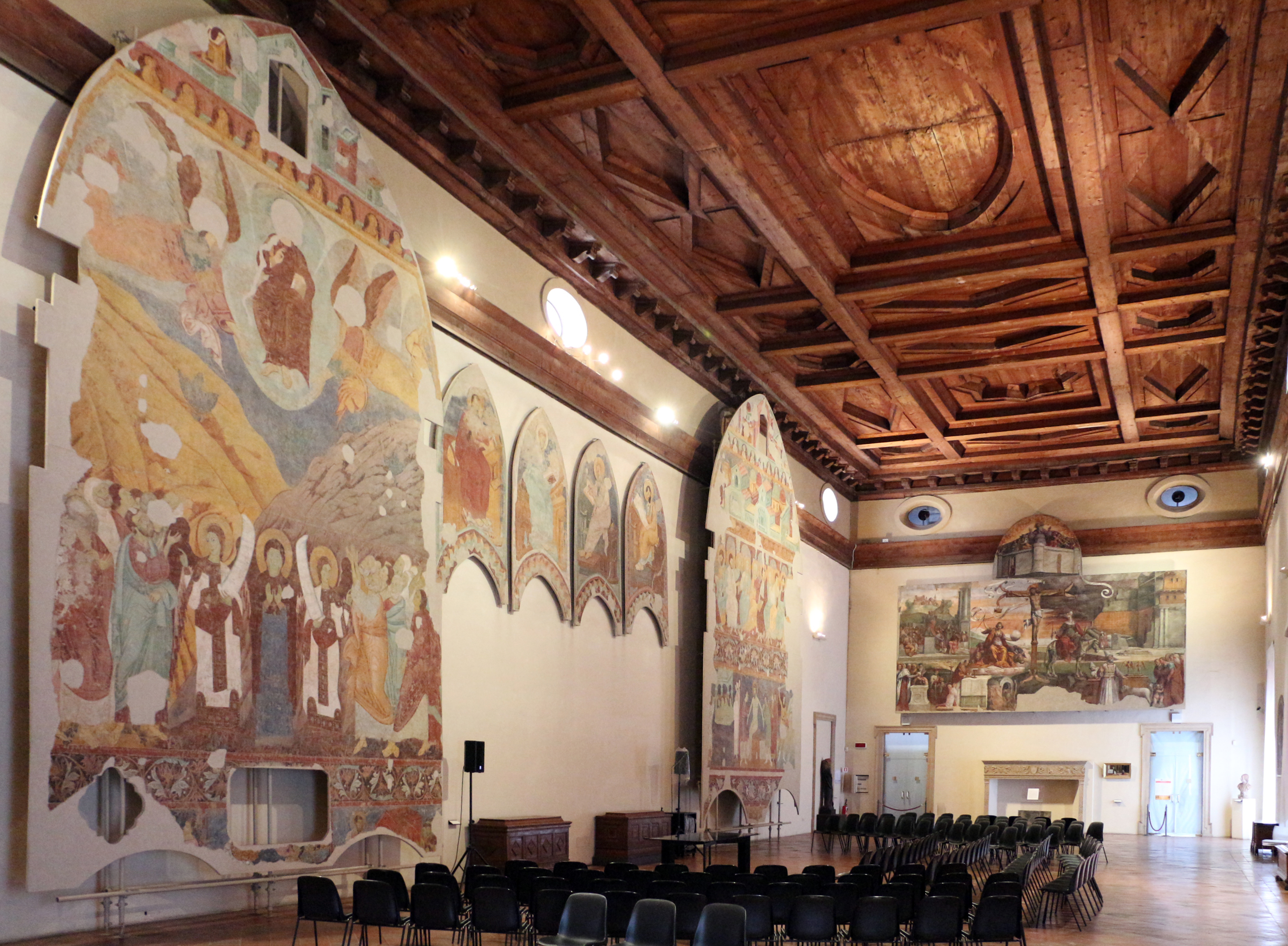 photo: https://upload.wikimedia.org/wikipedia/commons/3/3e/Pinacoteca_nazionale_di_ferrara%2C_salone_di_palazzo_dei_diamanti_01.jpg