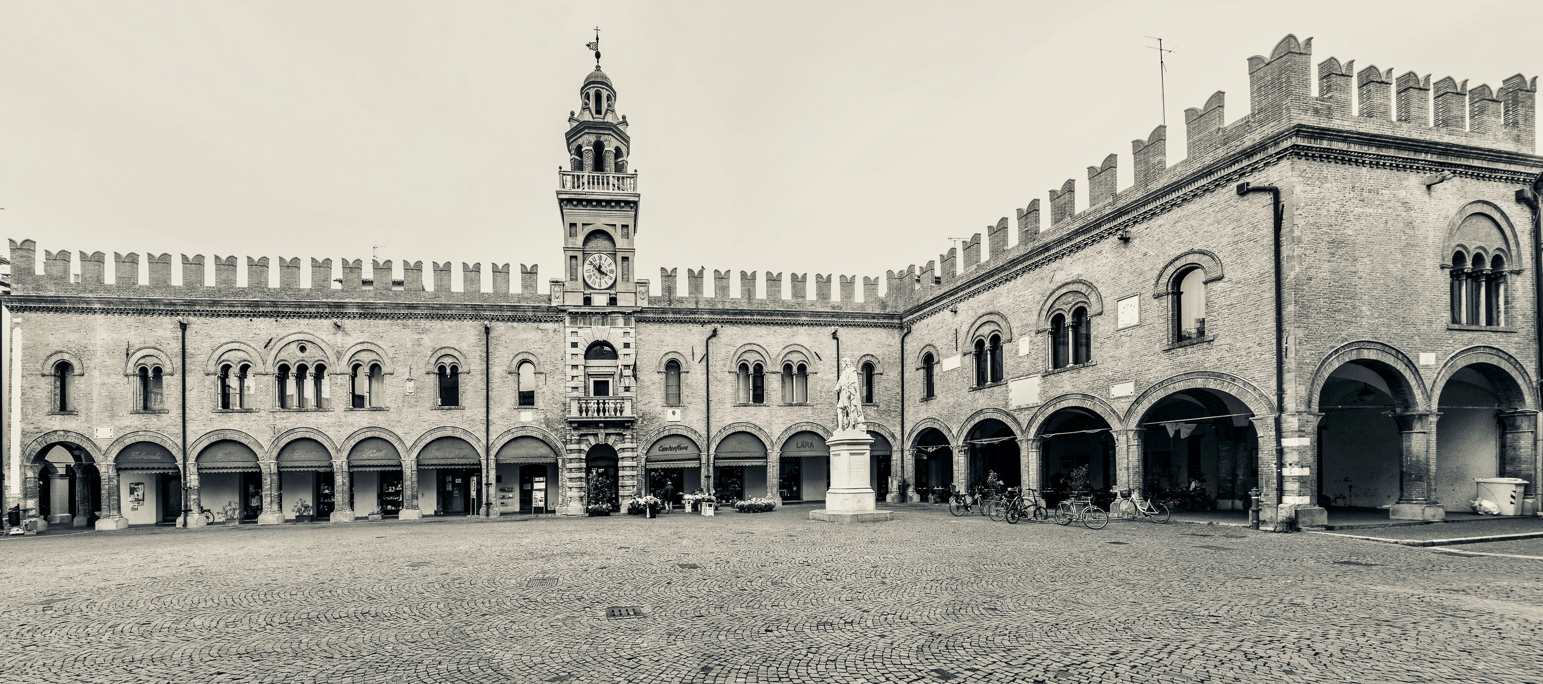 foto: https://upload.wikimedia.org/wikipedia/commons/6/68/Palazzo_del_Governatore_-_Piazza_di_Cento.jpg