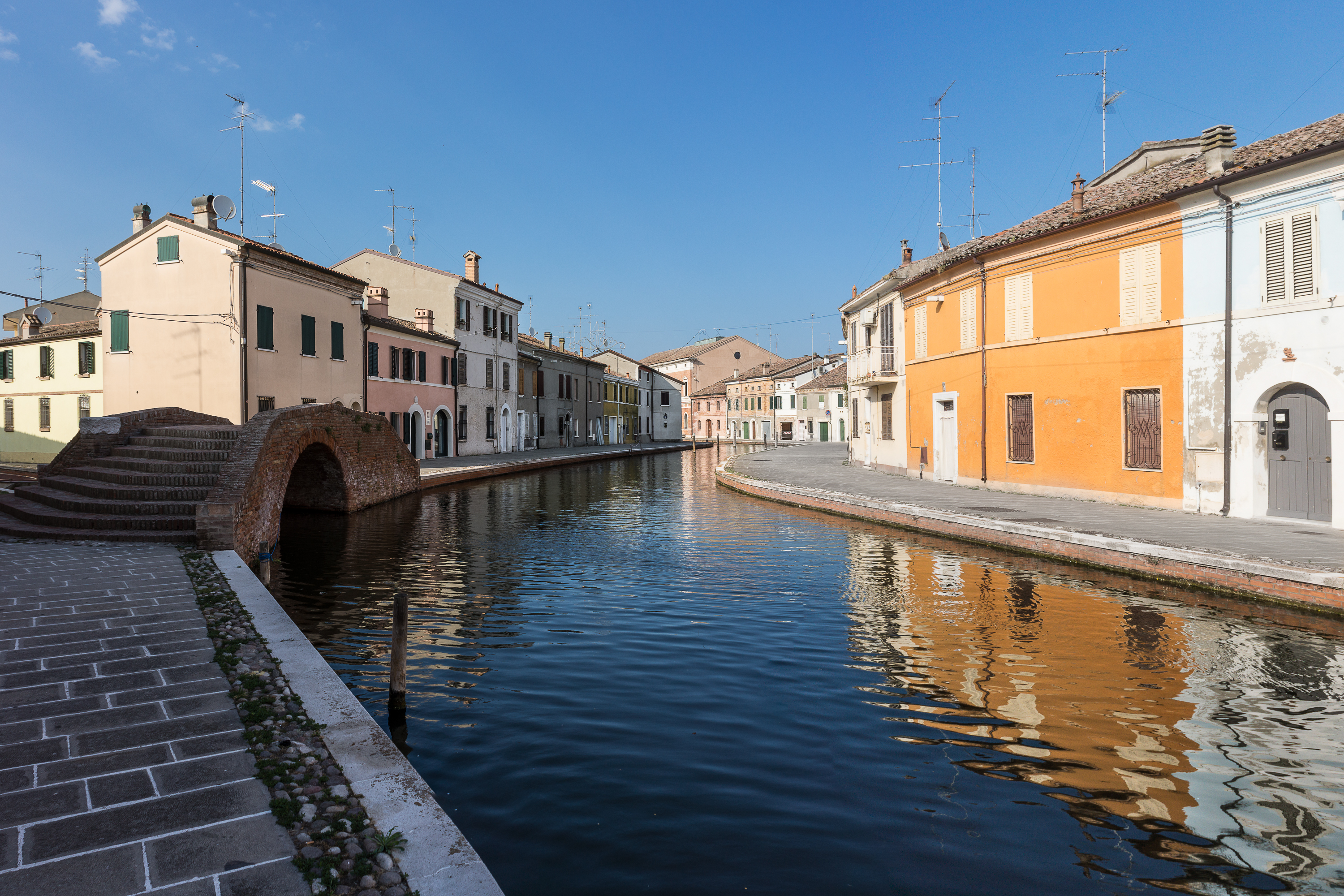 foto: https://upload.wikimedia.org/wikipedia/commons/7/75/Ponte_dei_Sisti_-_Comacchio.jpg