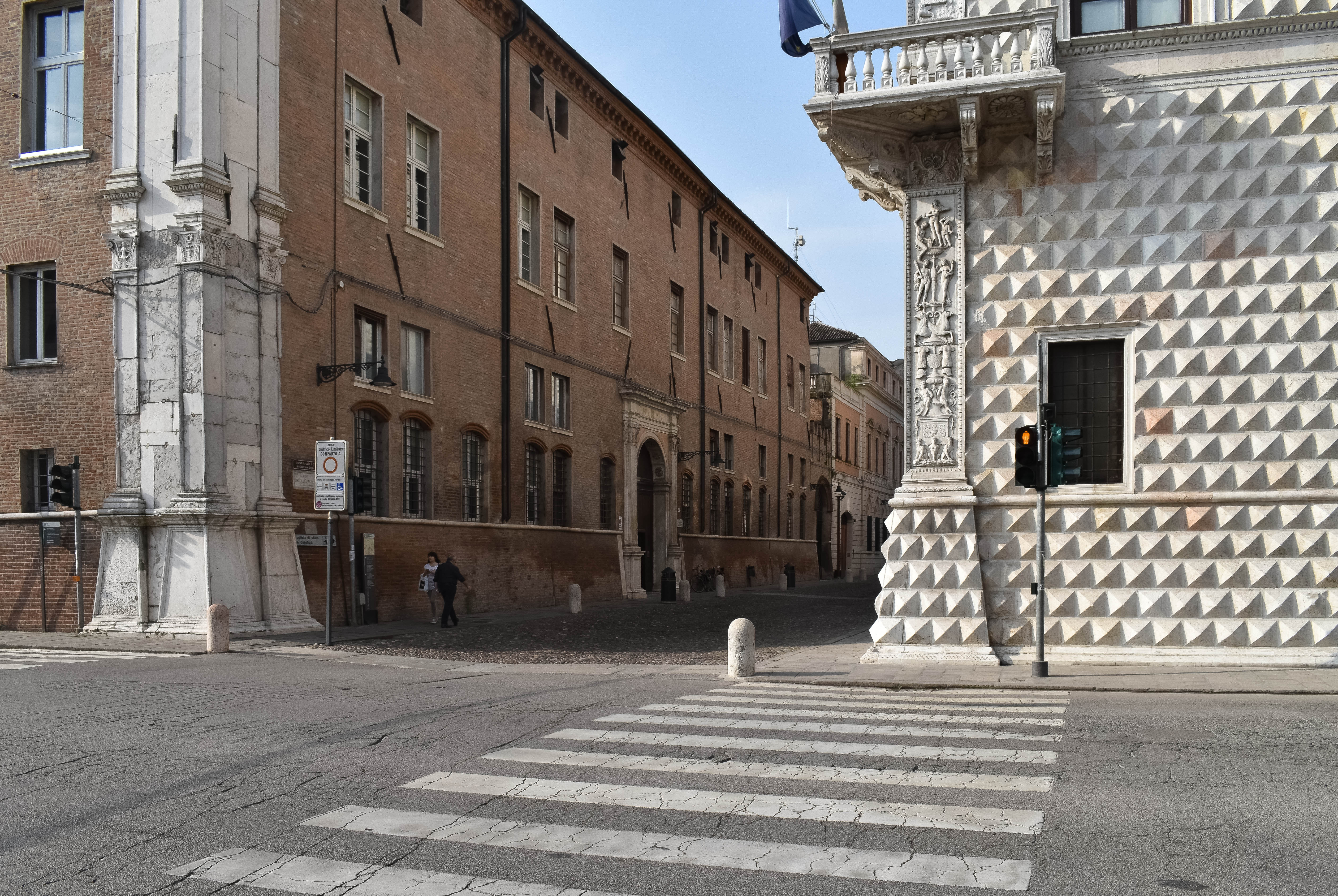 foto: https://upload.wikimedia.org/wikipedia/commons/6/6f/Palazzo_dei_Diamanti_e_Palazzo_Turchi_di_Bagno_%28Ferrara%29.jpg