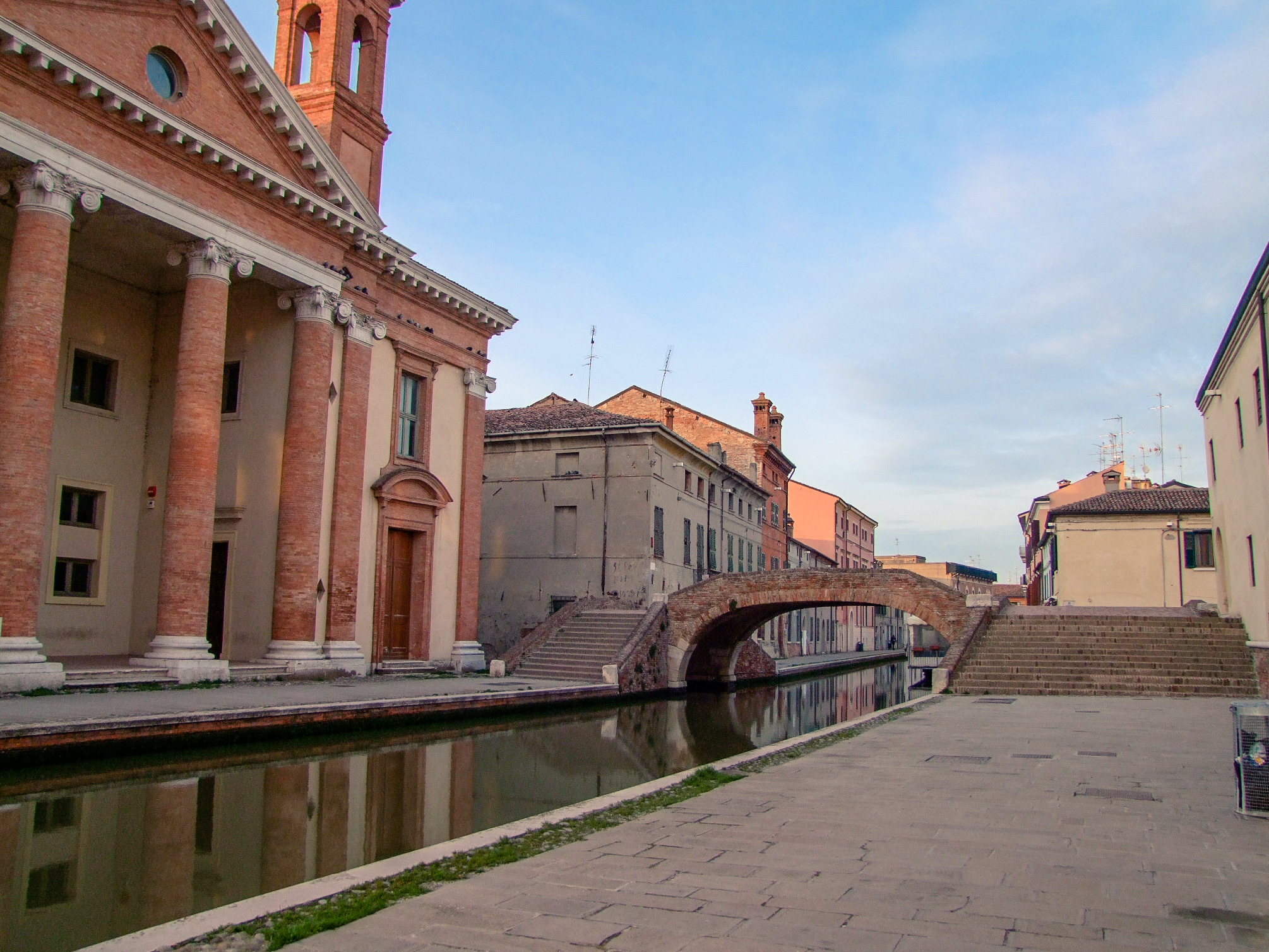 foto: https://upload.wikimedia.org/wikipedia/commons/1/18/Ponte_degli_Sbirri_di_Comacchio.jpg