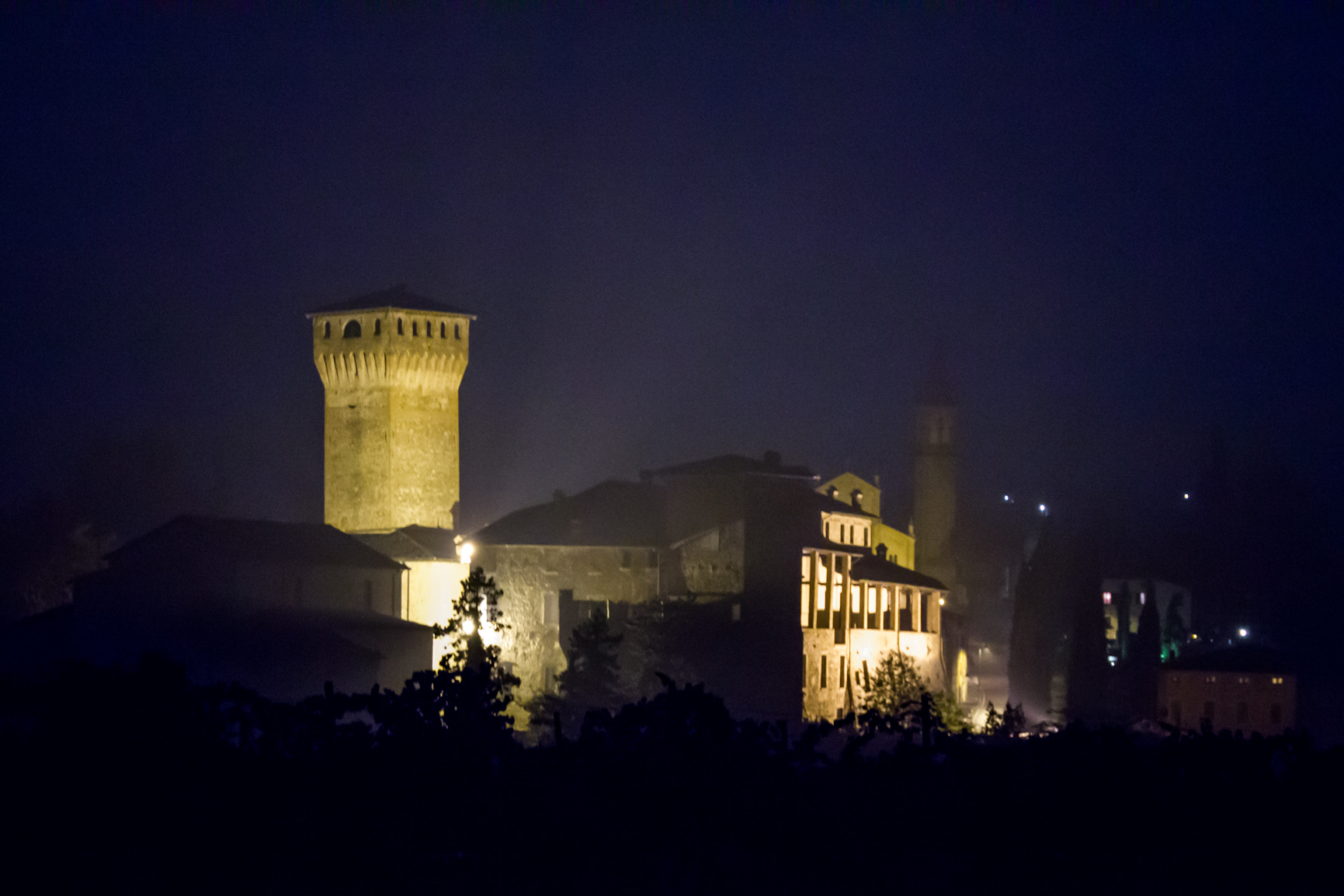 photo: https://upload.wikimedia.org/wikipedia/commons/b/b7/Castello_di_Levizzano_Rangone_visto_da_via_Sapiana_di_notte_ver1.jpg