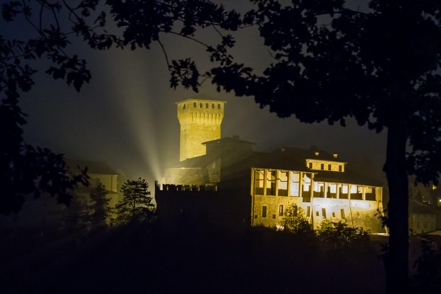 photo: https://upload.wikimedia.org/wikipedia/commons/4/4e/Castello_di_Levizzano_Rangone_visto_da_via_Sapiana_di_notte_ver2.jpg