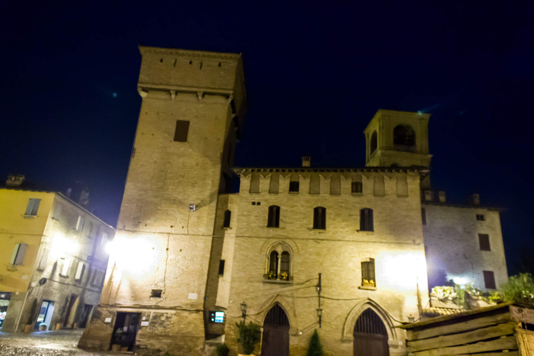 foto: https://upload.wikimedia.org/wikipedia/commons/a/a2/Torre_delle_Prigioni_e_Palazzo_Rinaldi_di_Castelvetro_di_Modena_di_notte.jpg