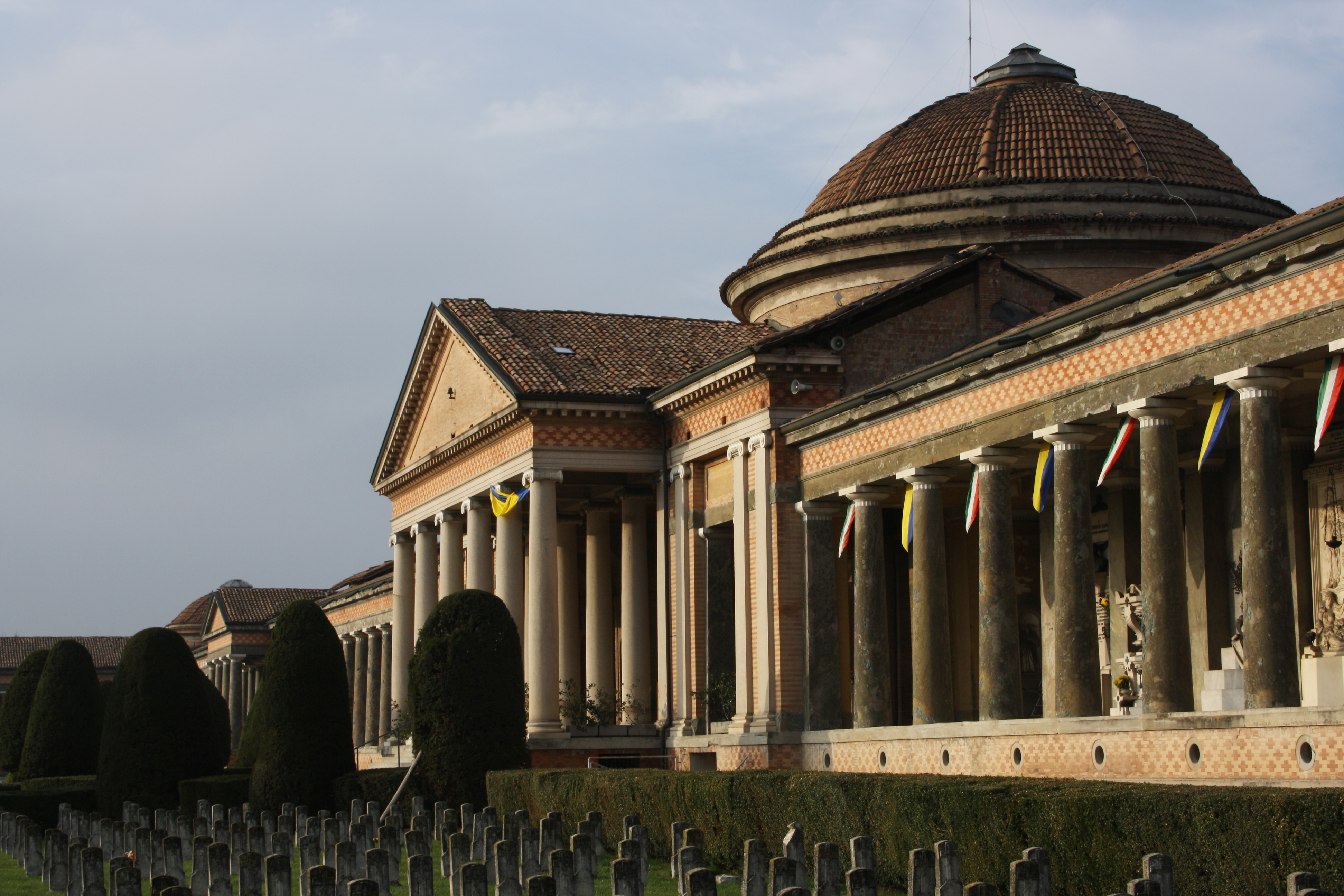 foto: https://upload.wikimedia.org/wikipedia/commons/c/c0/Modena%2C_Cimitero_Monumentale_San_Cataldo.JPG
