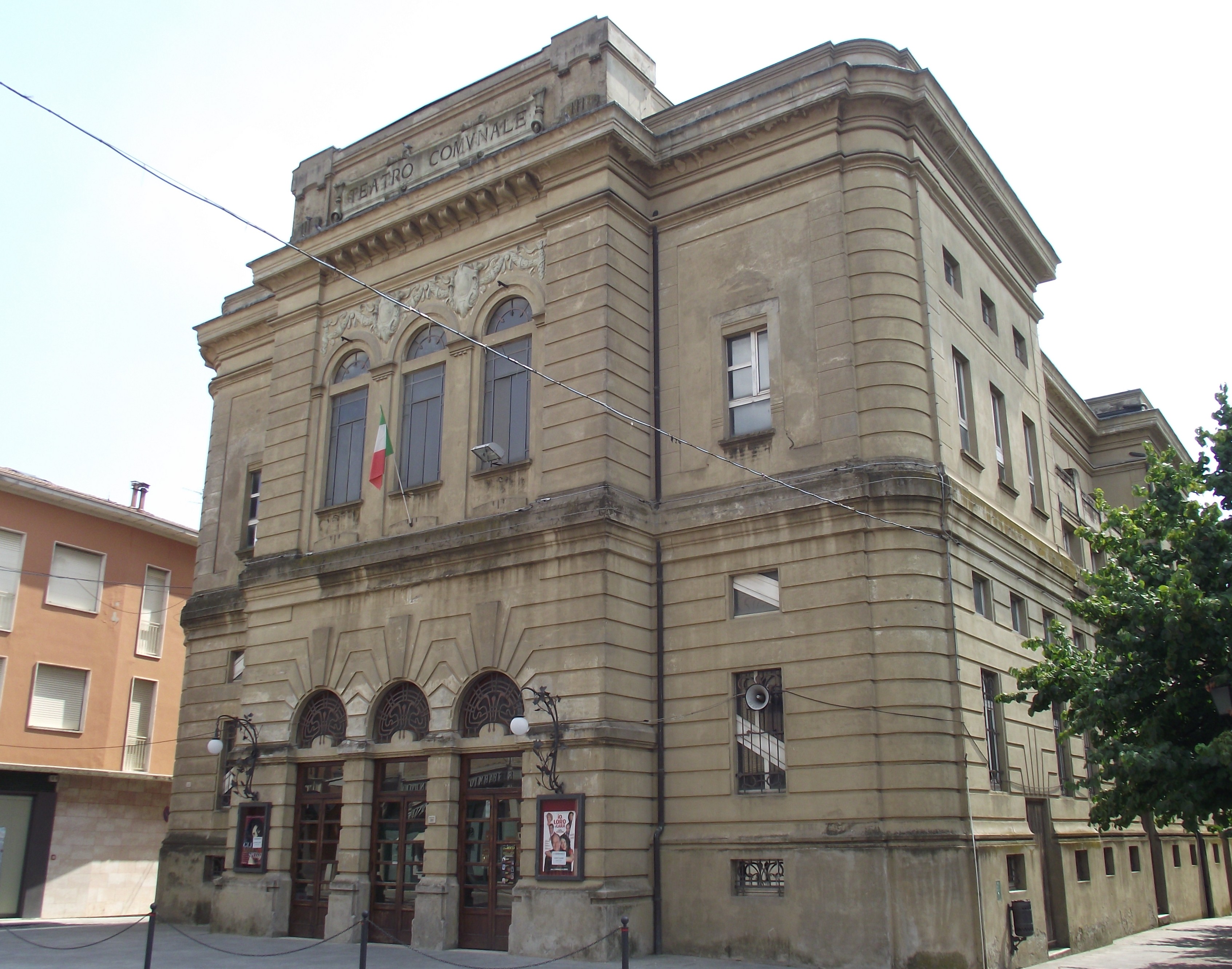 foto: https://upload.wikimedia.org/wikipedia/commons/4/4d/Teatro_comunale_di_San_Felice_sul_Panaro_%28MO%29.JPG