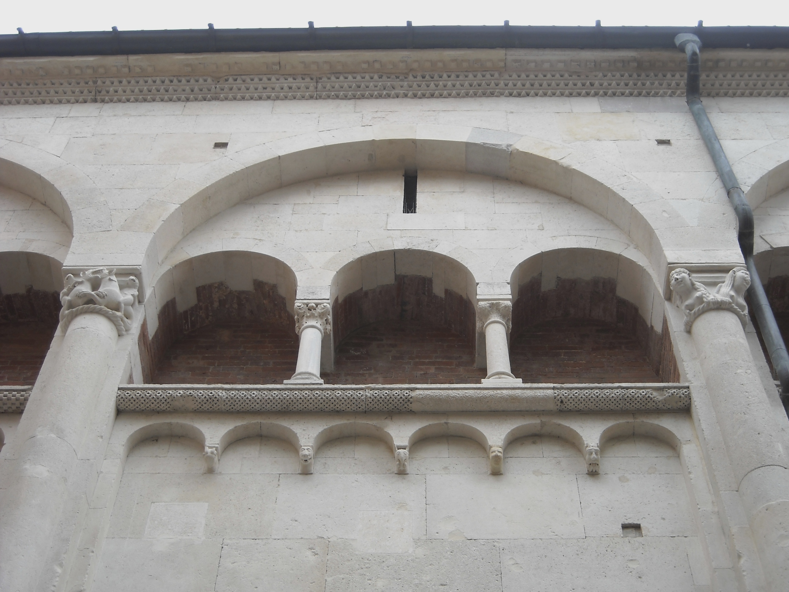 foto: https://upload.wikimedia.org/wikipedia/commons/a/ac/Duomo_di_Modena%2C_particolare_laterale.jpg