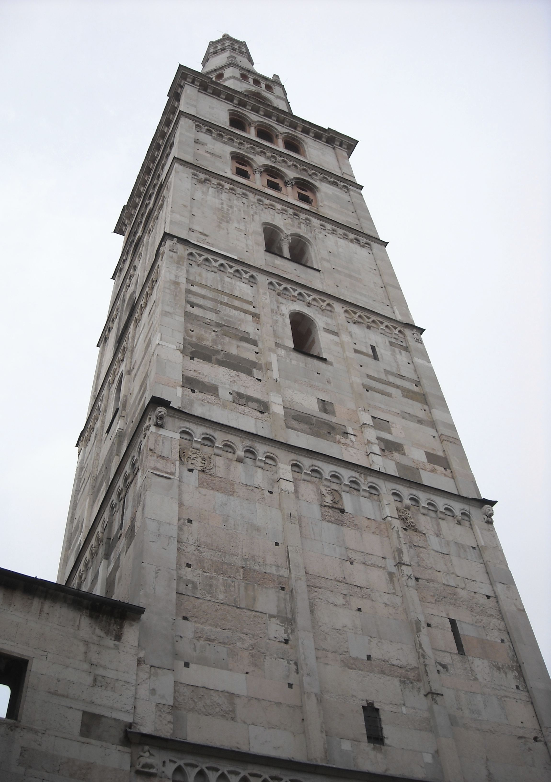 foto: https://upload.wikimedia.org/wikipedia/commons/b/b2/Duomo_di_Modena%2C_torre_campanaria.jpg