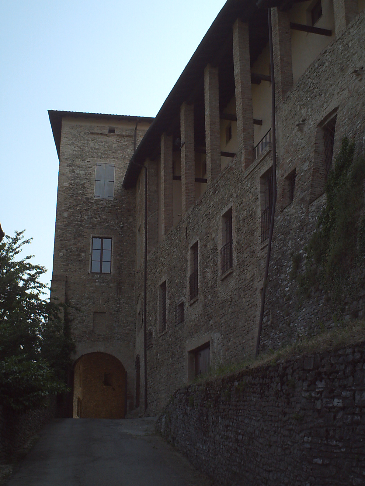 foto: https://upload.wikimedia.org/wikipedia/commons/9/9e/Ingresso_al_castello.JPG
