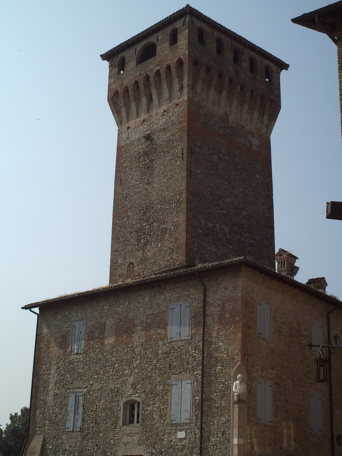 foto: https://upload.wikimedia.org/wikipedia/commons/7/7f/Rocca_e_torre_dal_lato_nord.JPG
