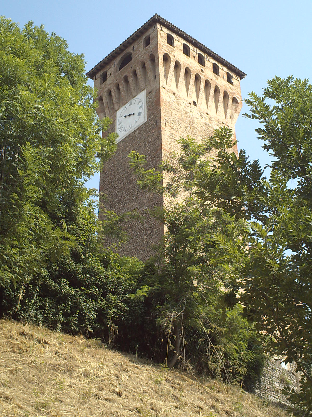 photo: https://upload.wikimedia.org/wikipedia/commons/8/89/Torre_orologio_dal_lato_sud-est.JPG