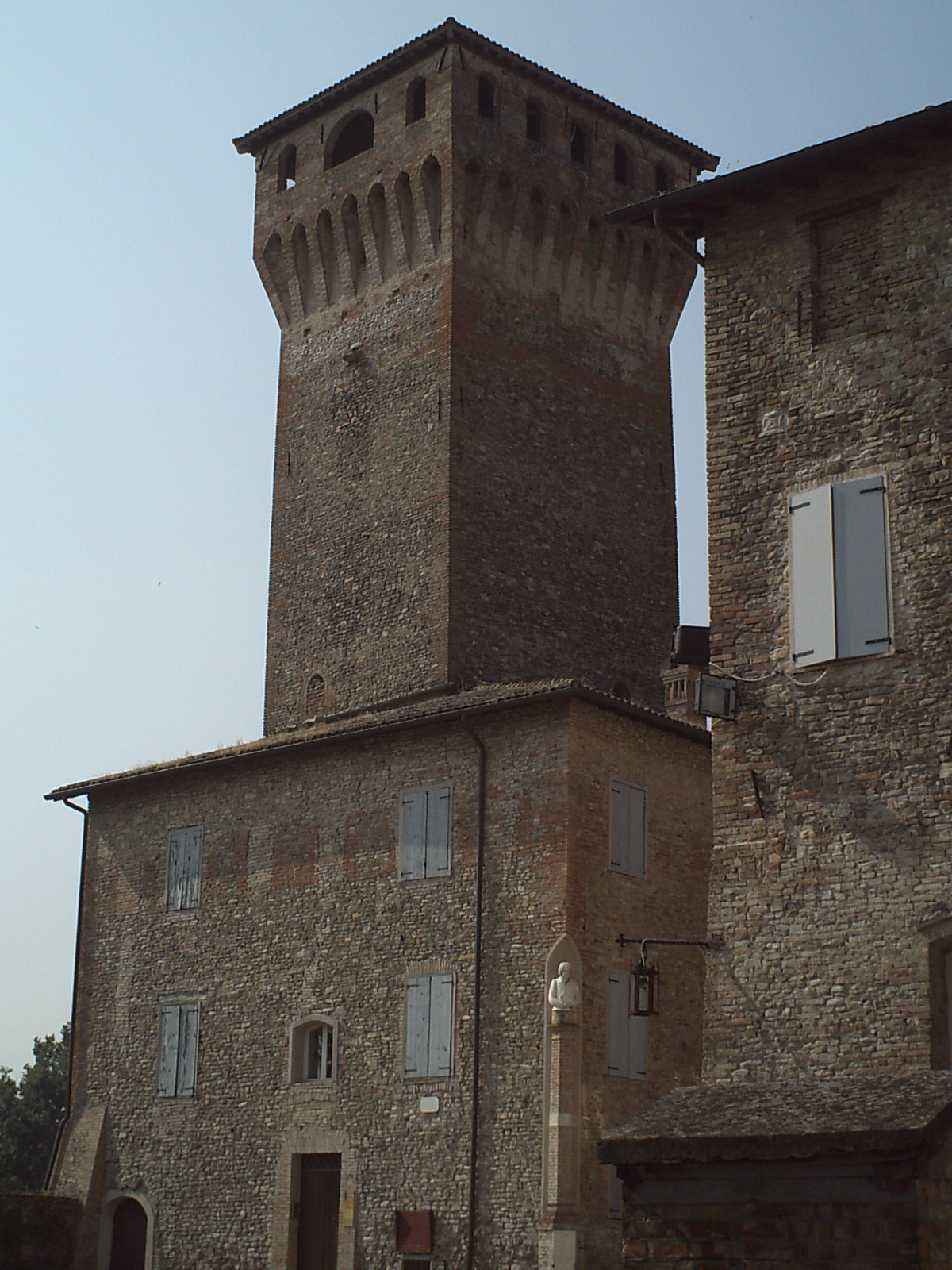 foto: https://upload.wikimedia.org/wikipedia/commons/7/7b/Rocca_e_torre_e_edificio_del_museo.JPG