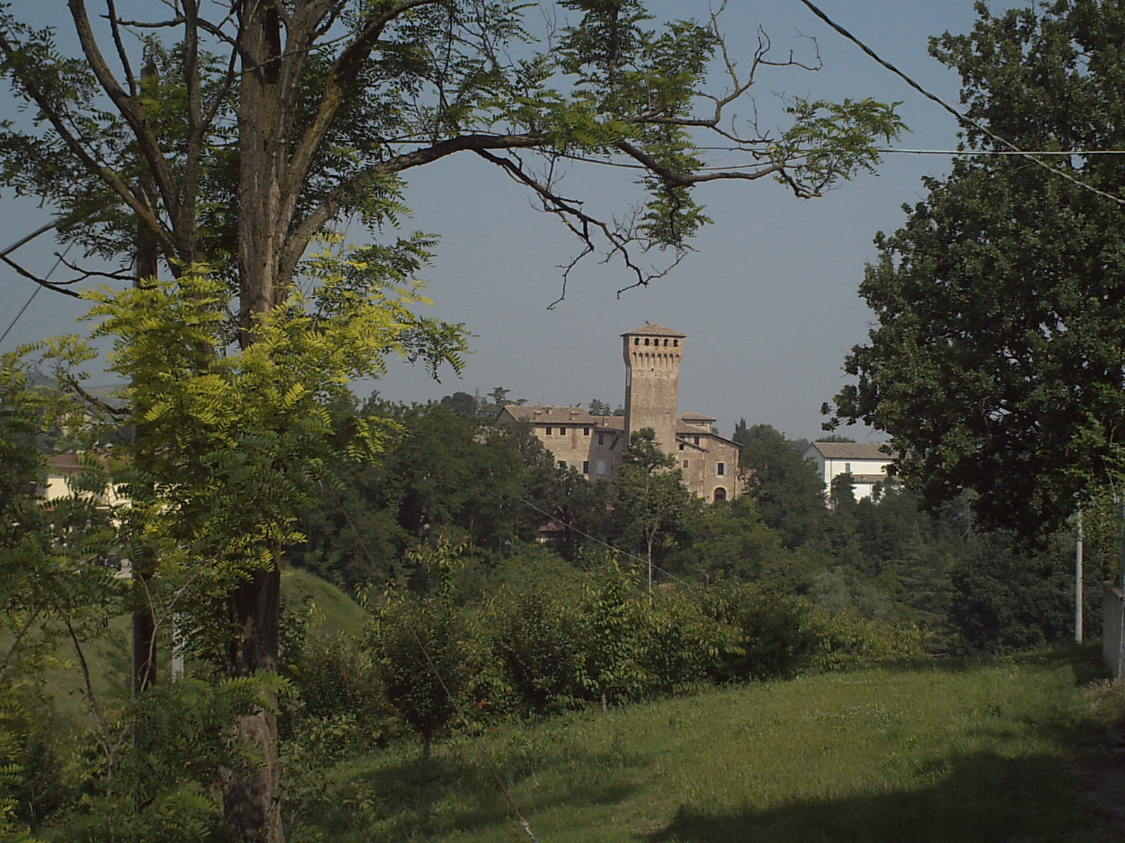 photo: https://upload.wikimedia.org/wikipedia/commons/3/31/Scorcio_del_castello_di_Levizzano.JPG
