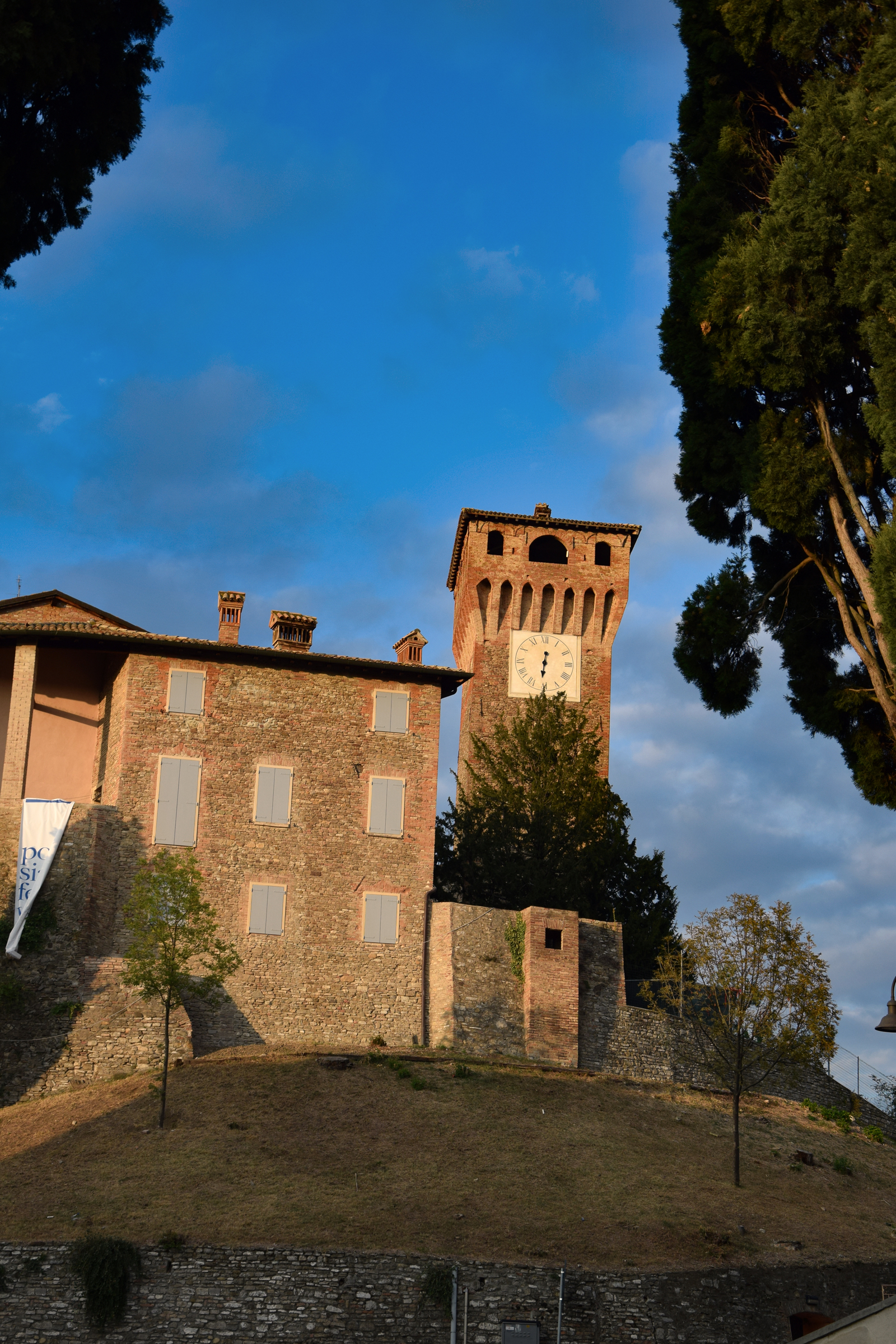 foto: https://upload.wikimedia.org/wikipedia/commons/b/b8/Castello_levizzano.jpg