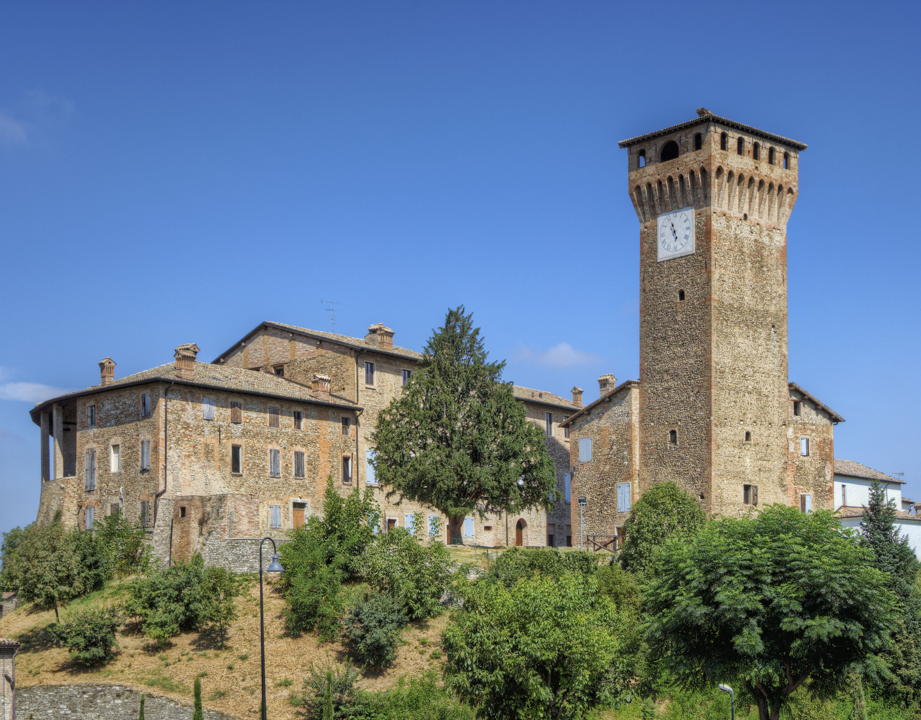 foto: https://upload.wikimedia.org/wikipedia/commons/3/39/Castello_di_Levizzano_Castelvetro.jpg