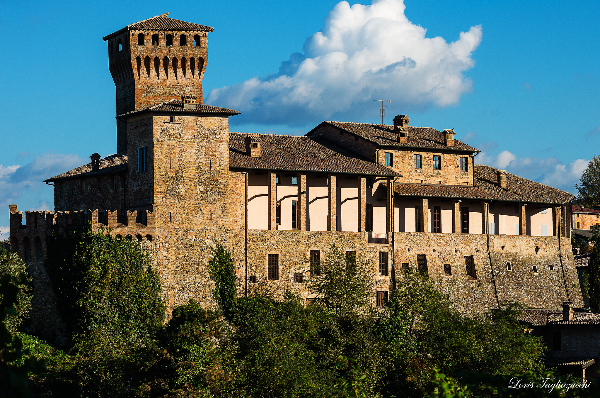 foto: https://upload.wikimedia.org/wikipedia/commons/a/aa/Castello_di_Levizzano_Rangone.JPG