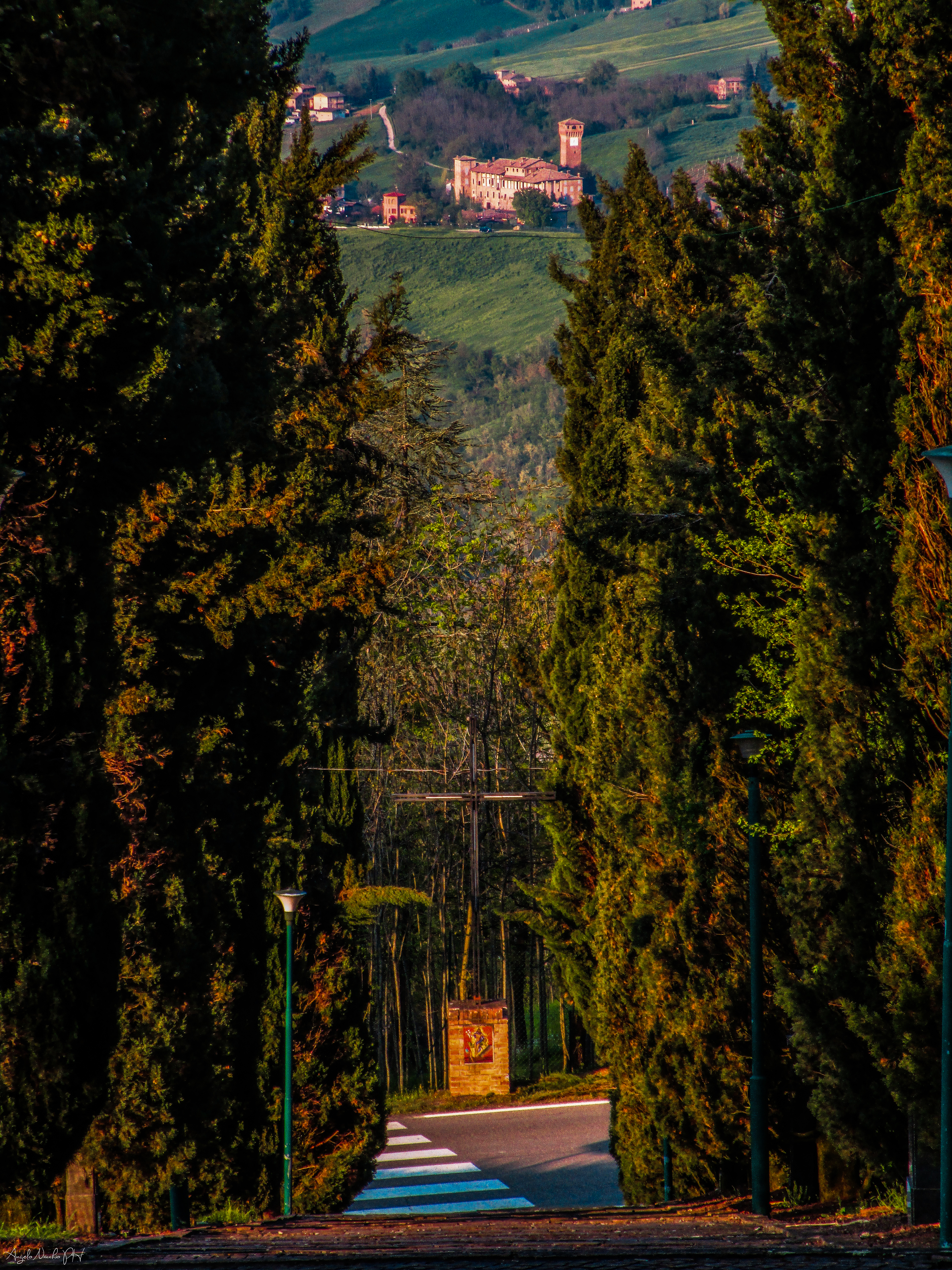 photo: https://upload.wikimedia.org/wikipedia/commons/1/14/Dal_Santuario_di_Puianello_al_Castello_di_Levizzano_Rangone.jpg