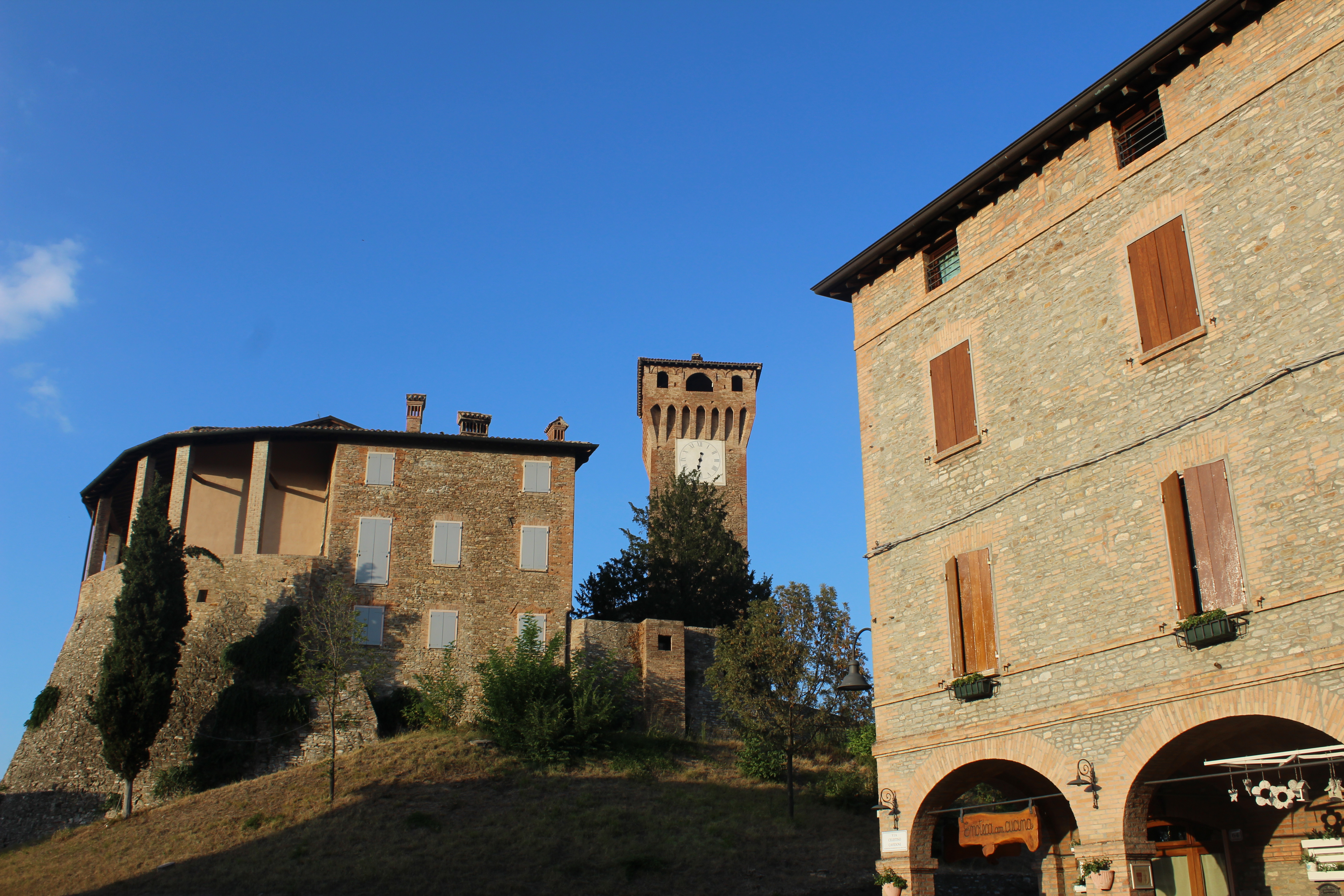 foto: https://upload.wikimedia.org/wikipedia/commons/1/1a/Parte_del_castello_di_Levizzano.jpg
