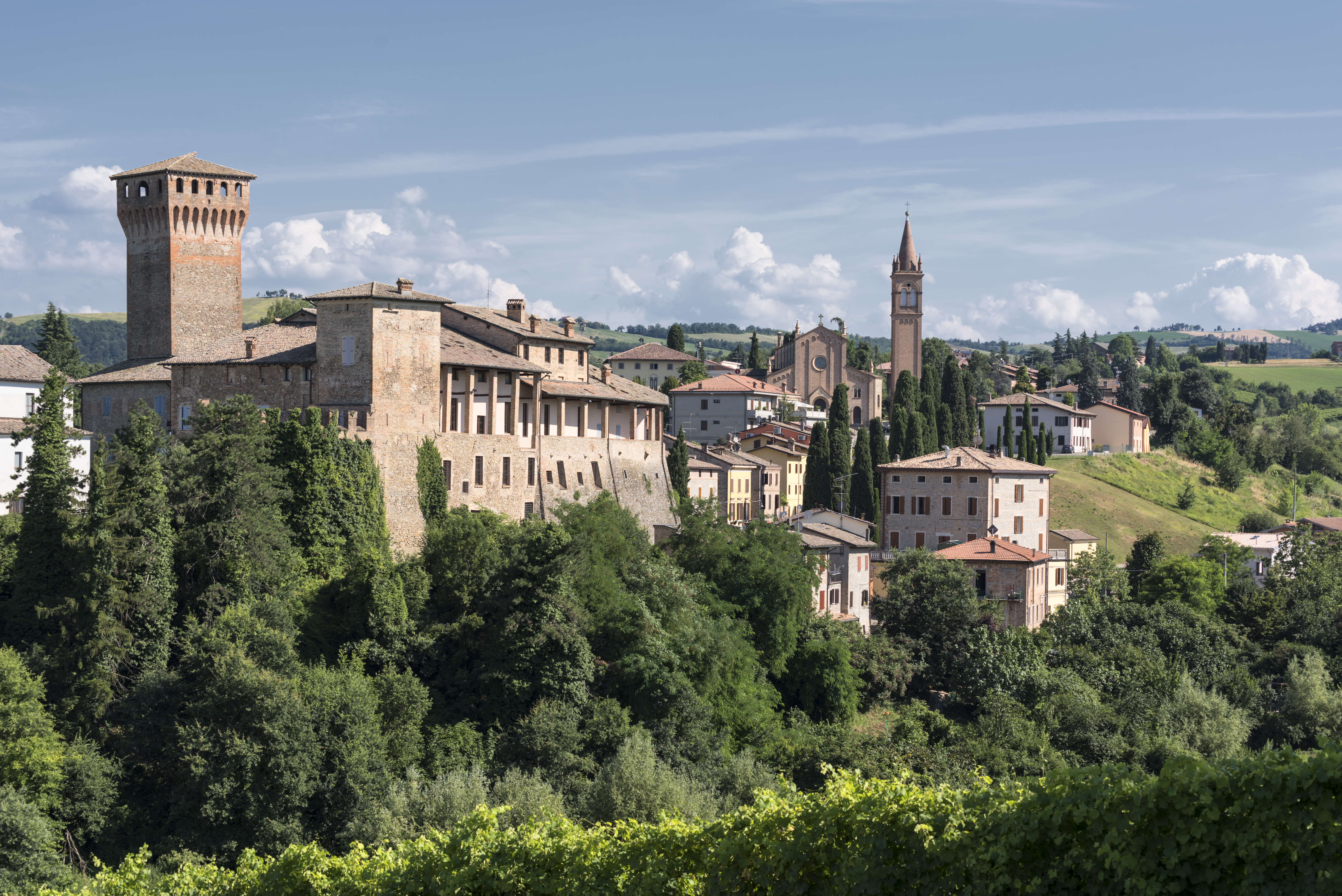 foto: https://upload.wikimedia.org/wikipedia/commons/9/91/La_bellezza_del_Castello_di_Levizzano_Rangone.jpg