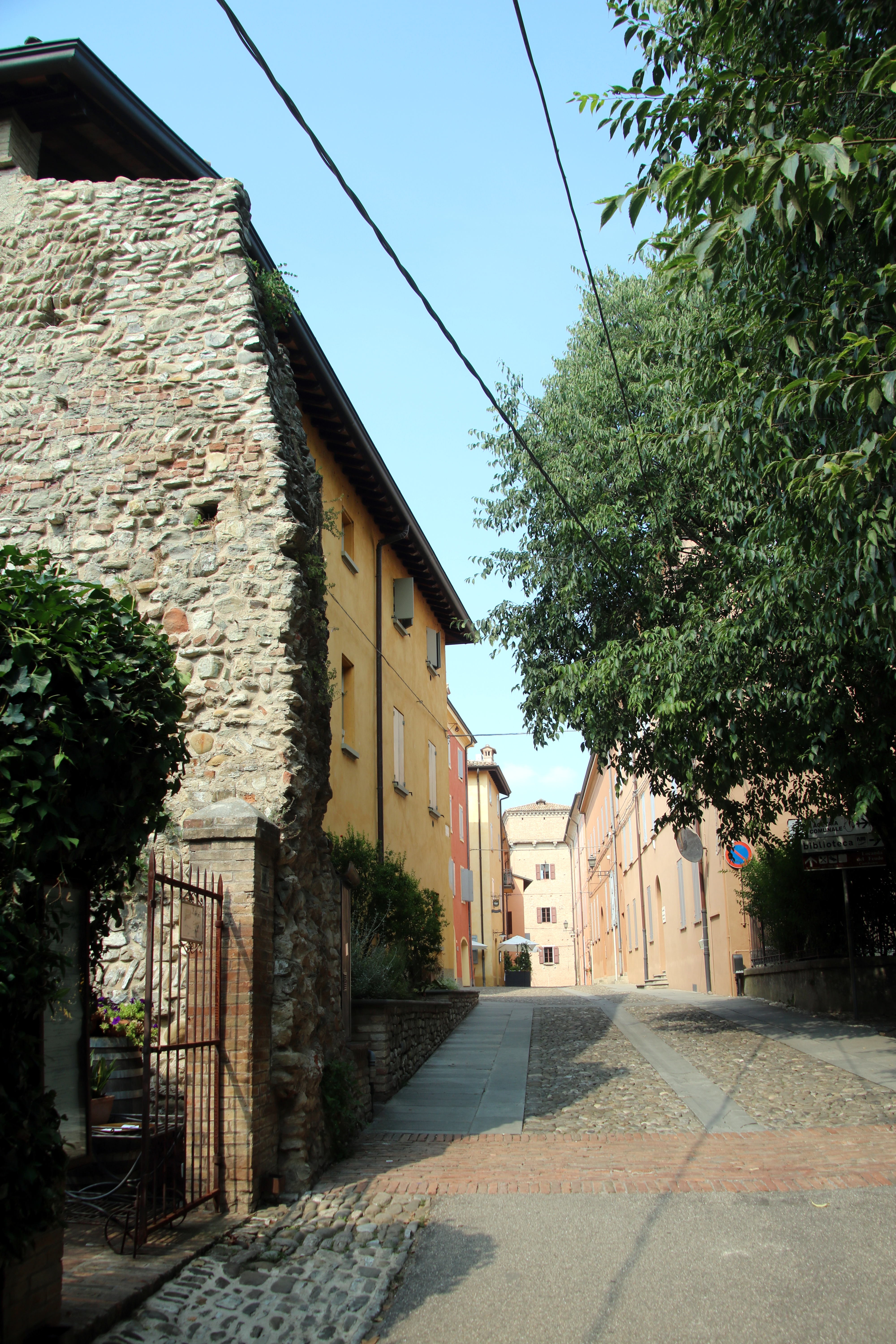 foto: https://upload.wikimedia.org/wikipedia/commons/6/6e/Antiche_mura_di_Castelvetro_di_Modena_02.jpg