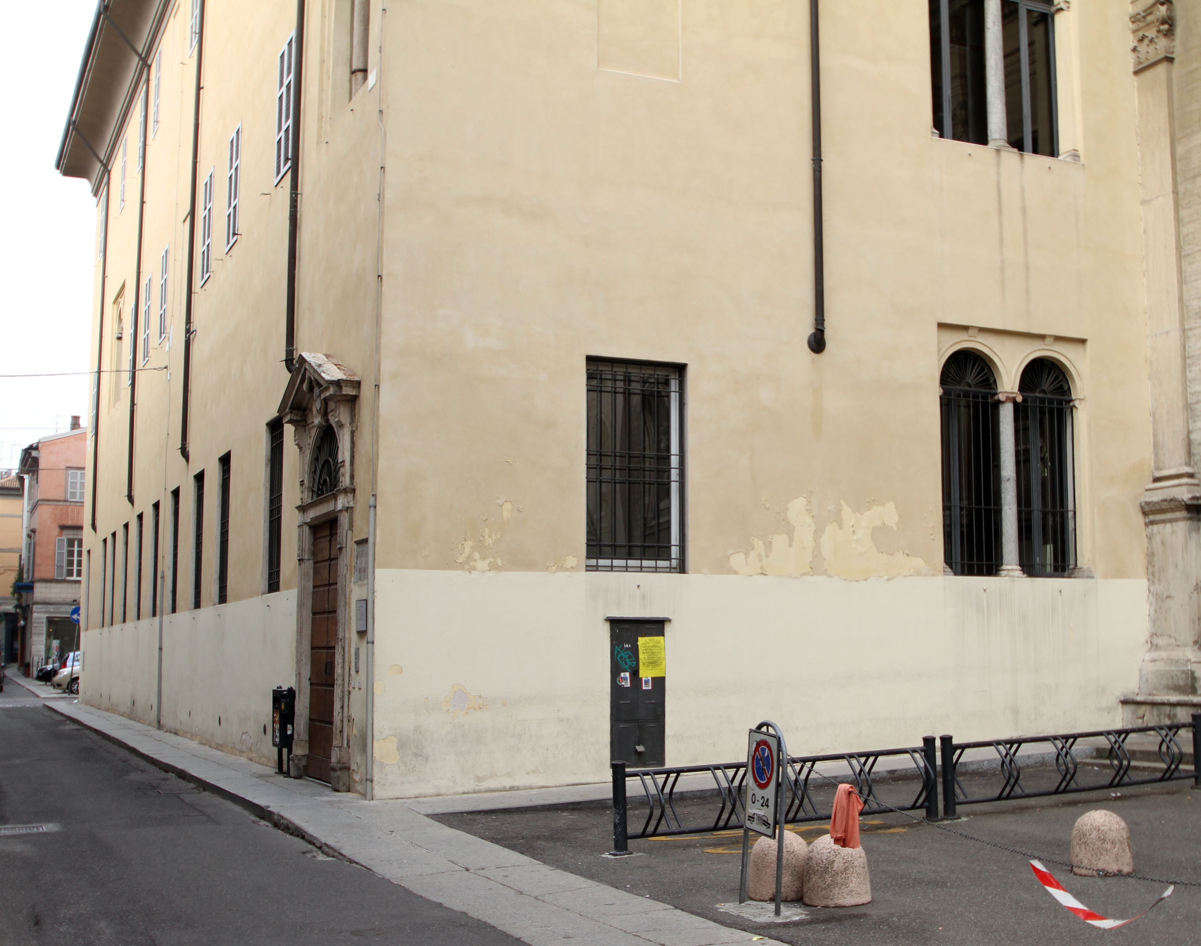 photo: https://upload.wikimedia.org/wikipedia/commons/1/1a/001896_palazzo_del_collegio_dei_gesuiti.JPG