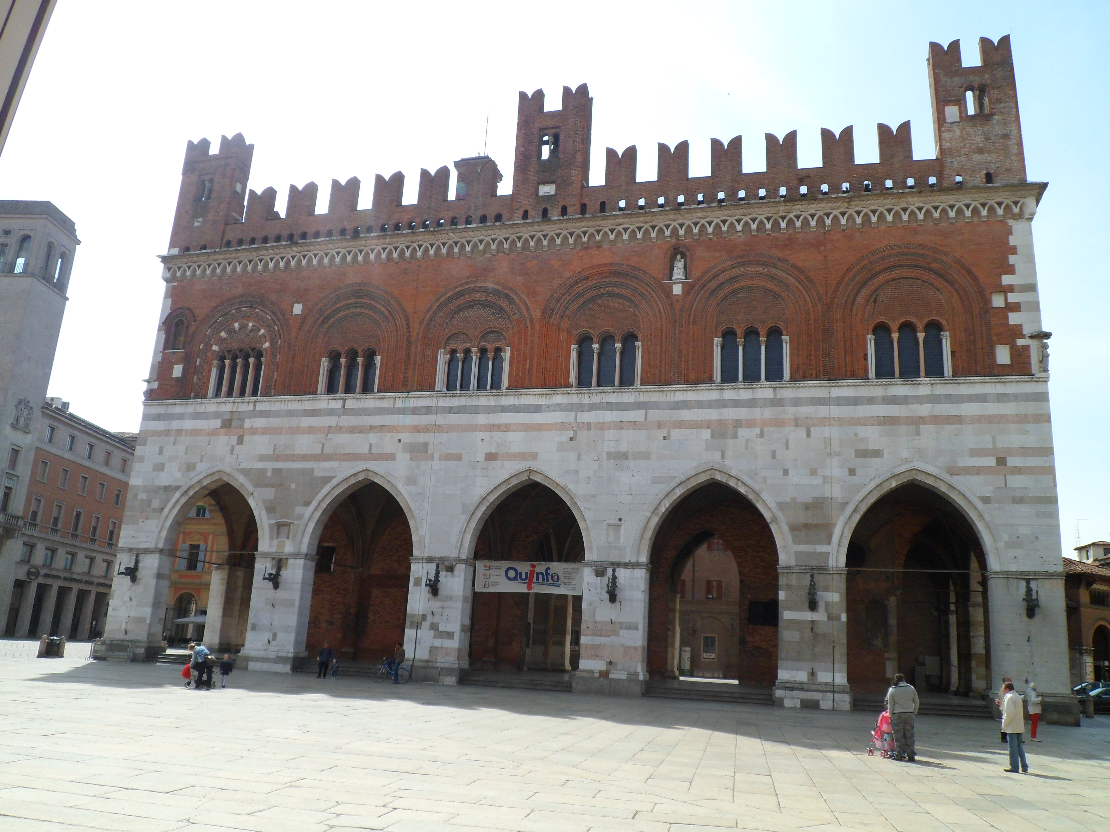 foto: https://upload.wikimedia.org/wikipedia/commons/3/36/Palazzo_gotico_fronte.JPG