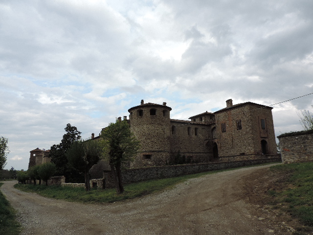 photo: https://upload.wikimedia.org/wikipedia/commons/3/39/Panoramica_del_castello_di_Agazzano.JPG