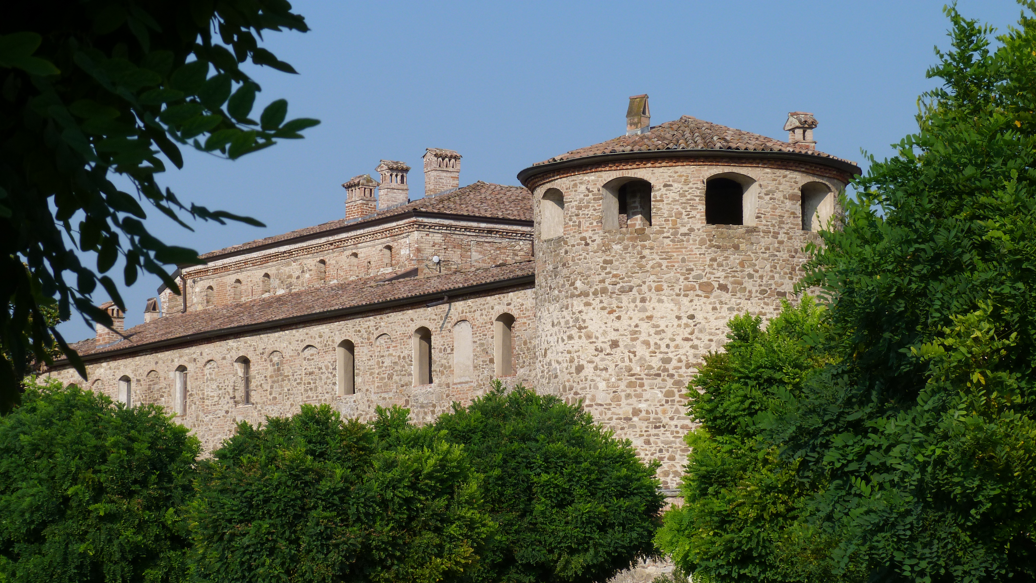 photo: https://upload.wikimedia.org/wikipedia/commons/8/82/Castello_di_Agazzano.JPG