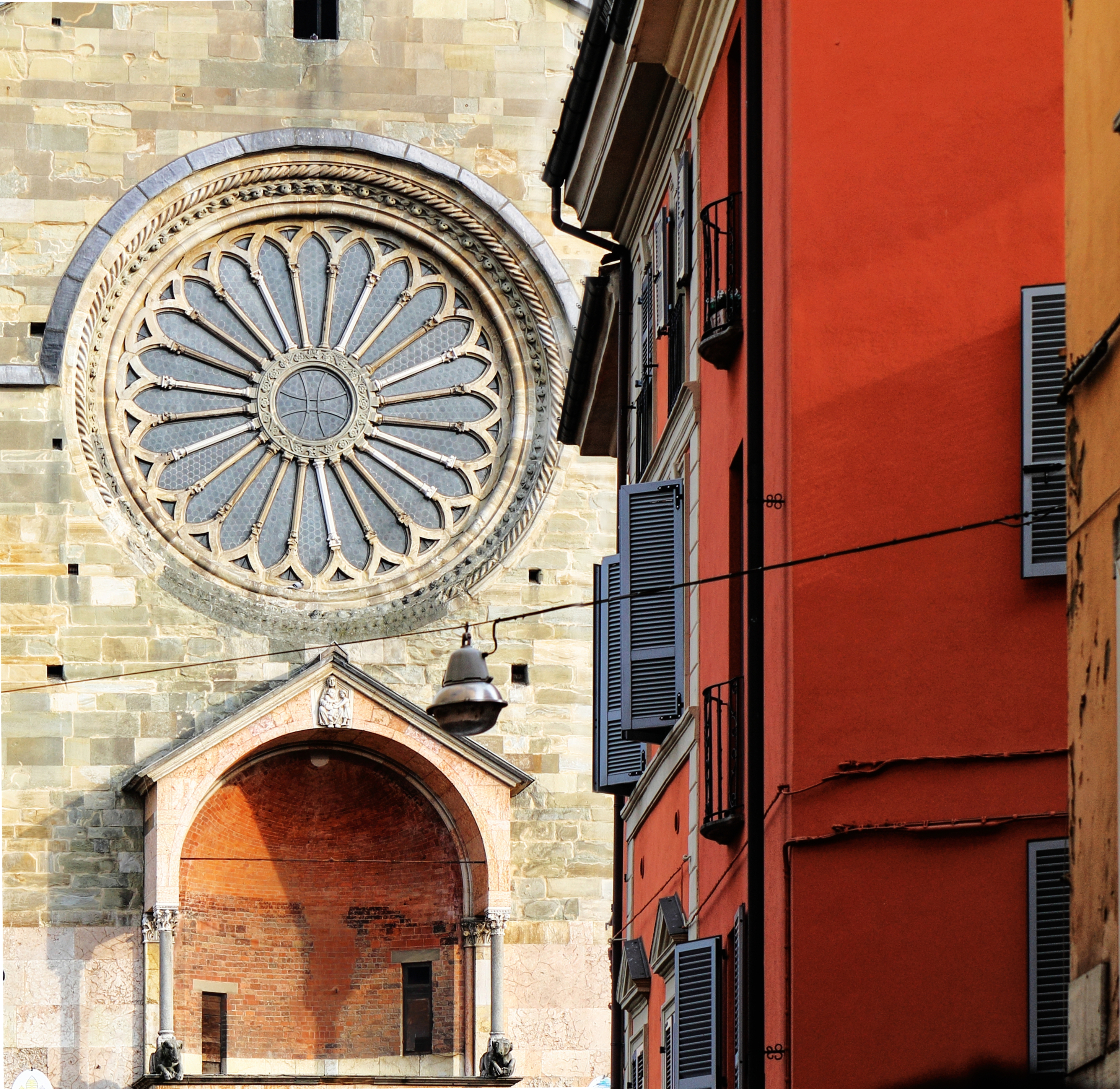 foto: https://upload.wikimedia.org/wikipedia/commons/b/b2/Il_Duomo_di_Piacenza_.jpg