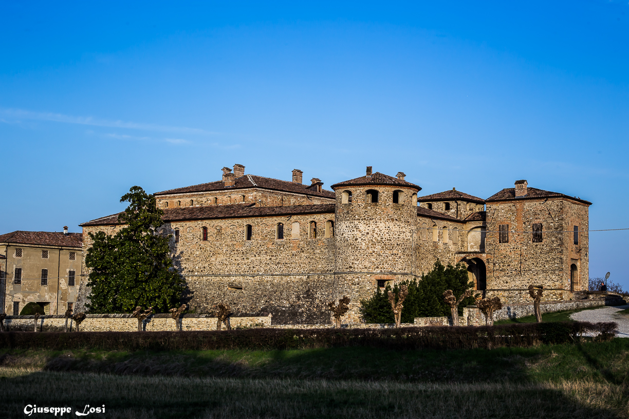 photo: https://upload.wikimedia.org/wikipedia/commons/7/72/Castello_di_Agazzano_%28PC%29.jpg