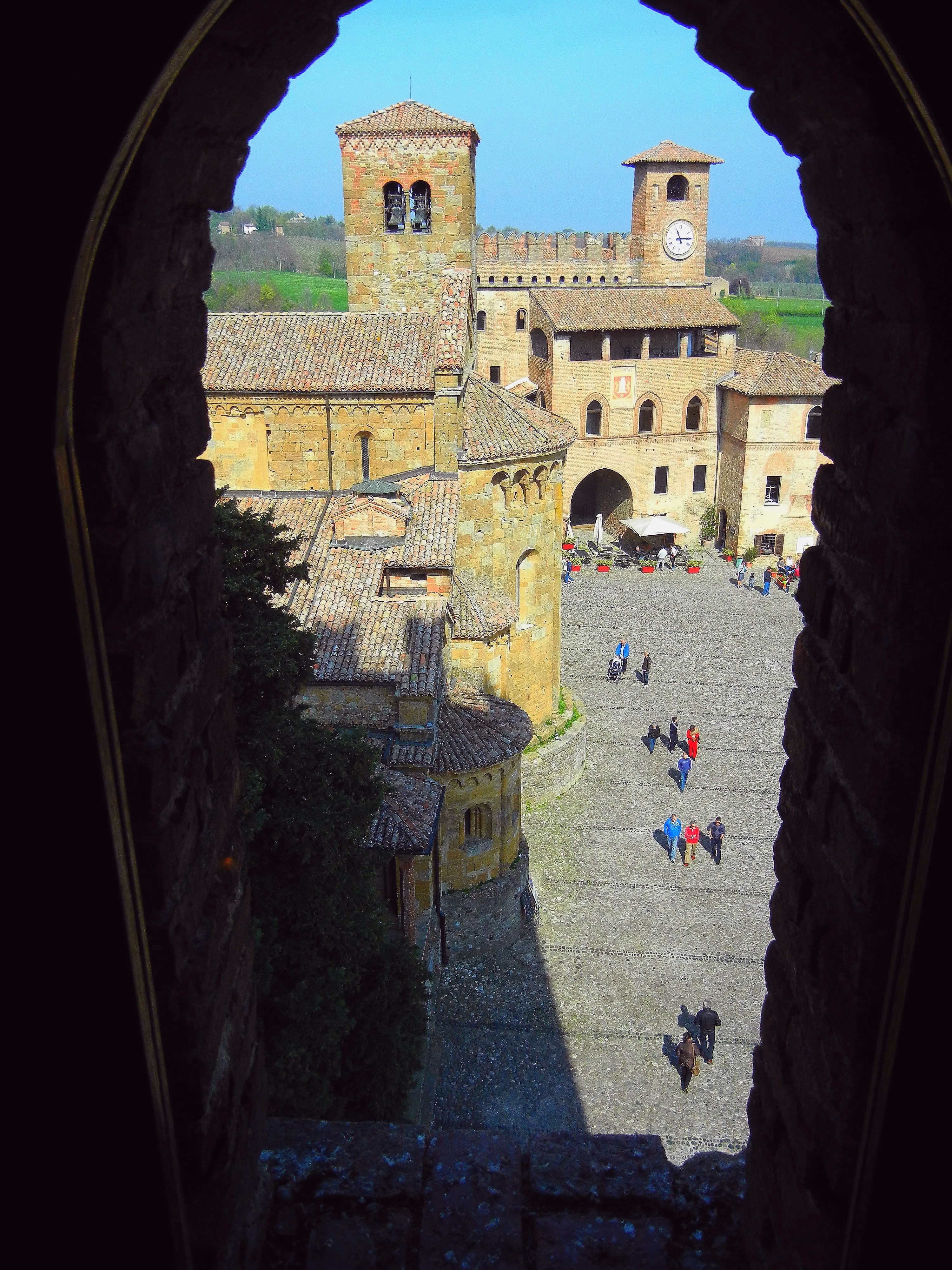 photo: https://upload.wikimedia.org/wikipedia/commons/4/4a/Cutigliano-castell%27arquato-salsomaggiore_aprile_2012_974.jpg