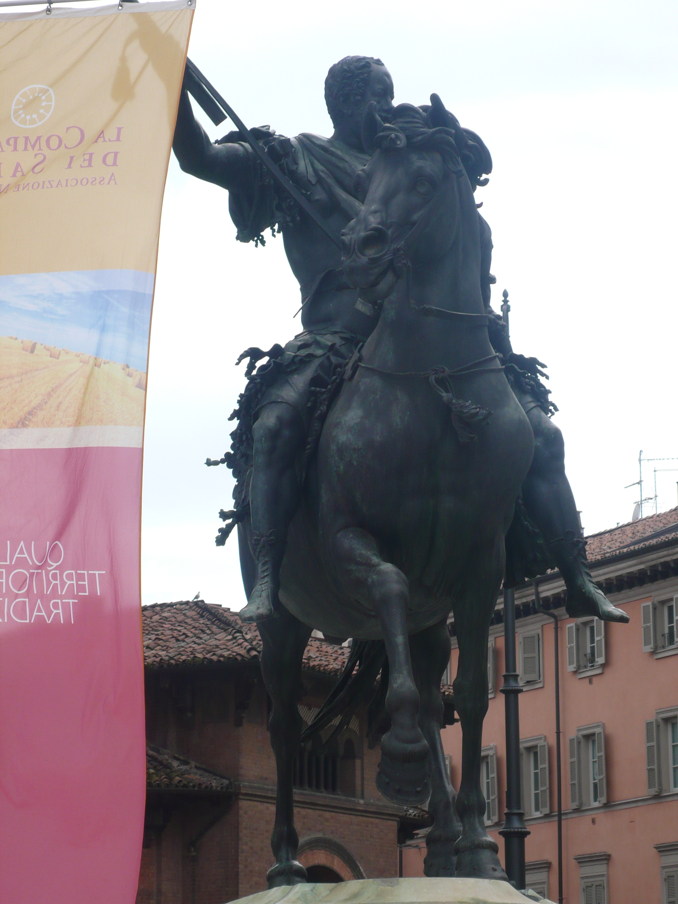 foto: https://upload.wikimedia.org/wikipedia/commons/b/b6/Statua_equestre_-_Piacenza.jpg