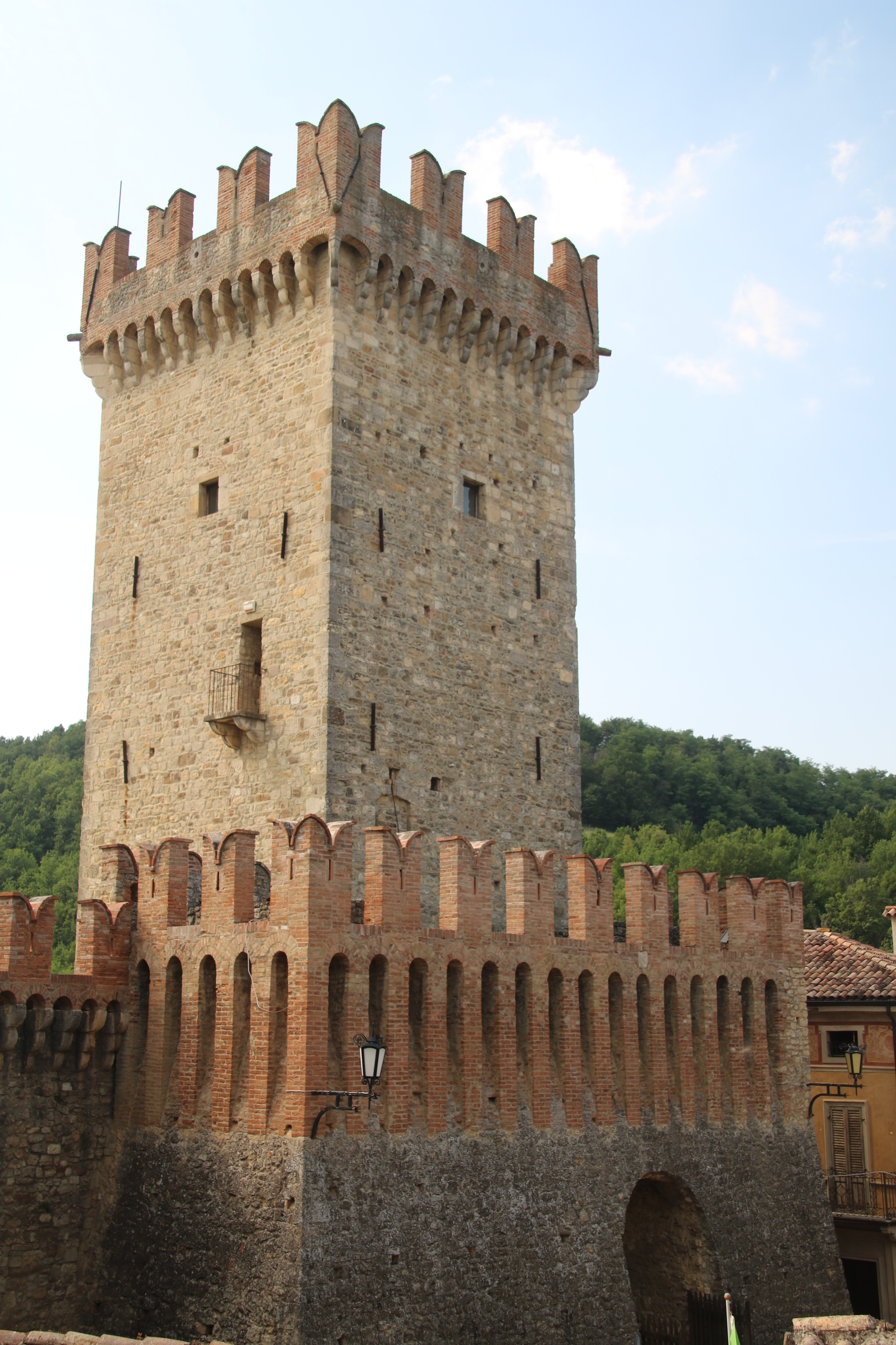 photo: https://upload.wikimedia.org/wikipedia/commons/5/5c/Castello_di_Vigoleno_%28Vernasca%29_35.jpg