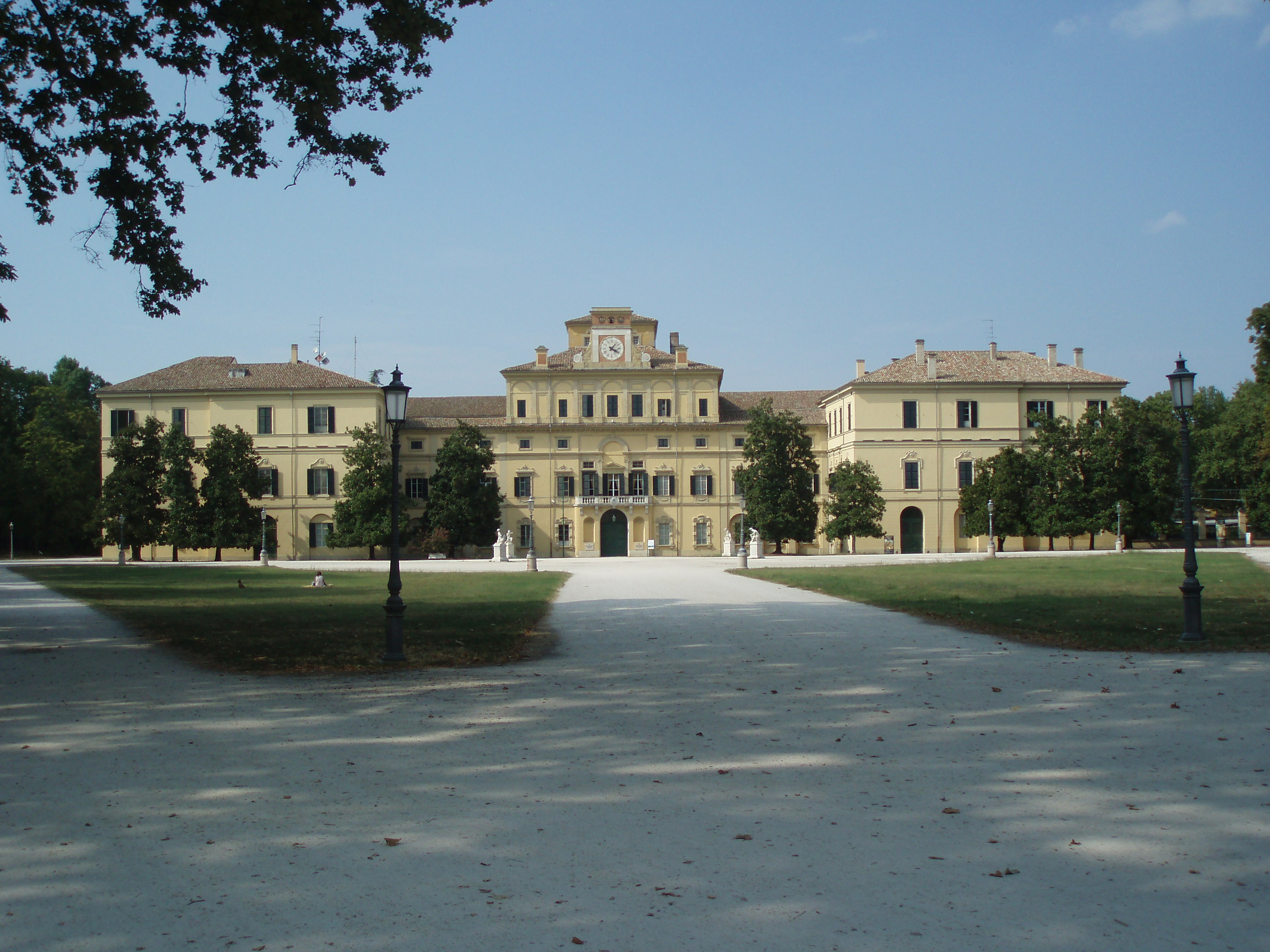 photo: https://upload.wikimedia.org/wikipedia/commons/3/32/Palazzo_Ducale_di_Parma.JPG