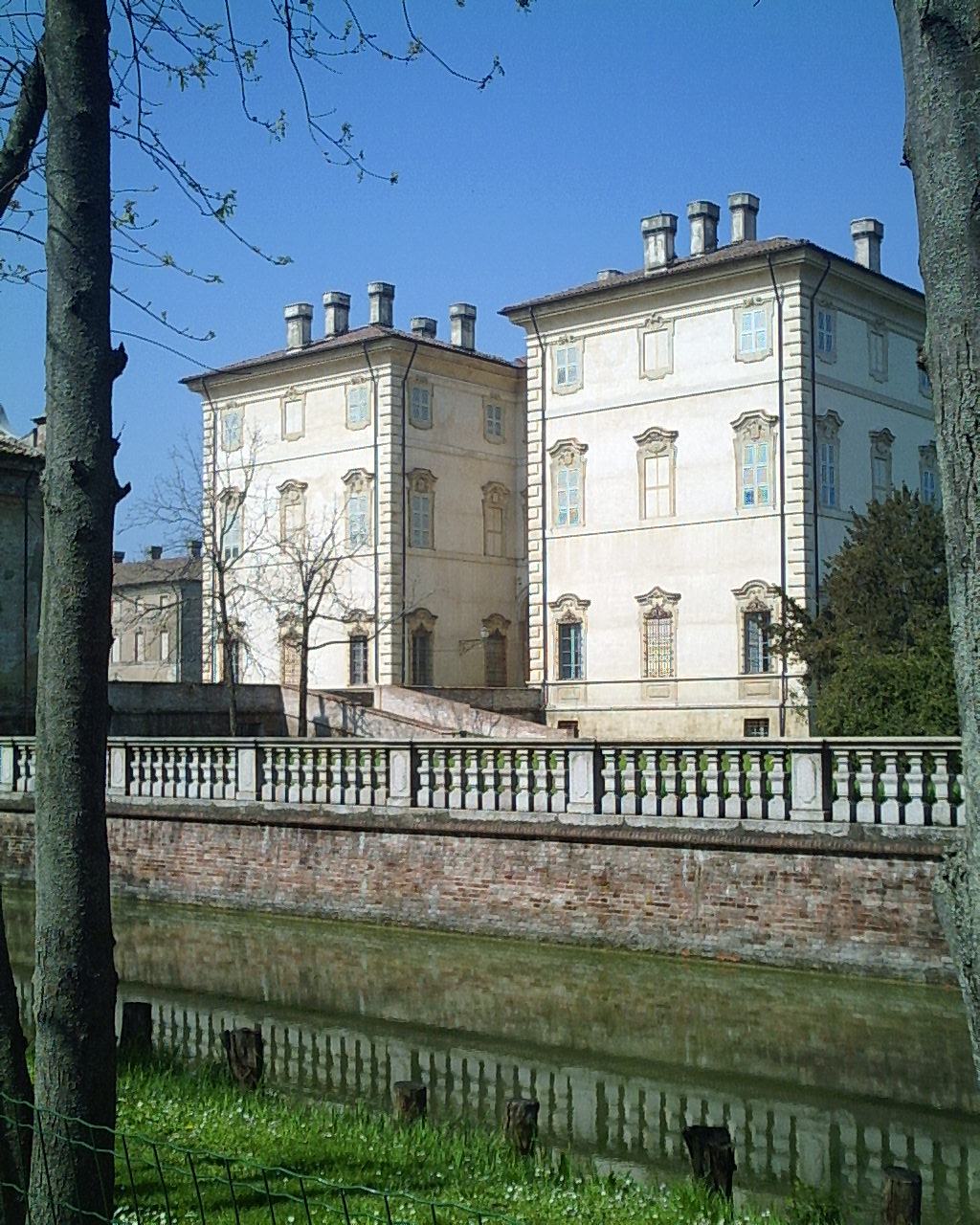 foto: https://upload.wikimedia.org/wikipedia/commons/1/1c/Villa_Pallavicino_2005_scorcio.JPG