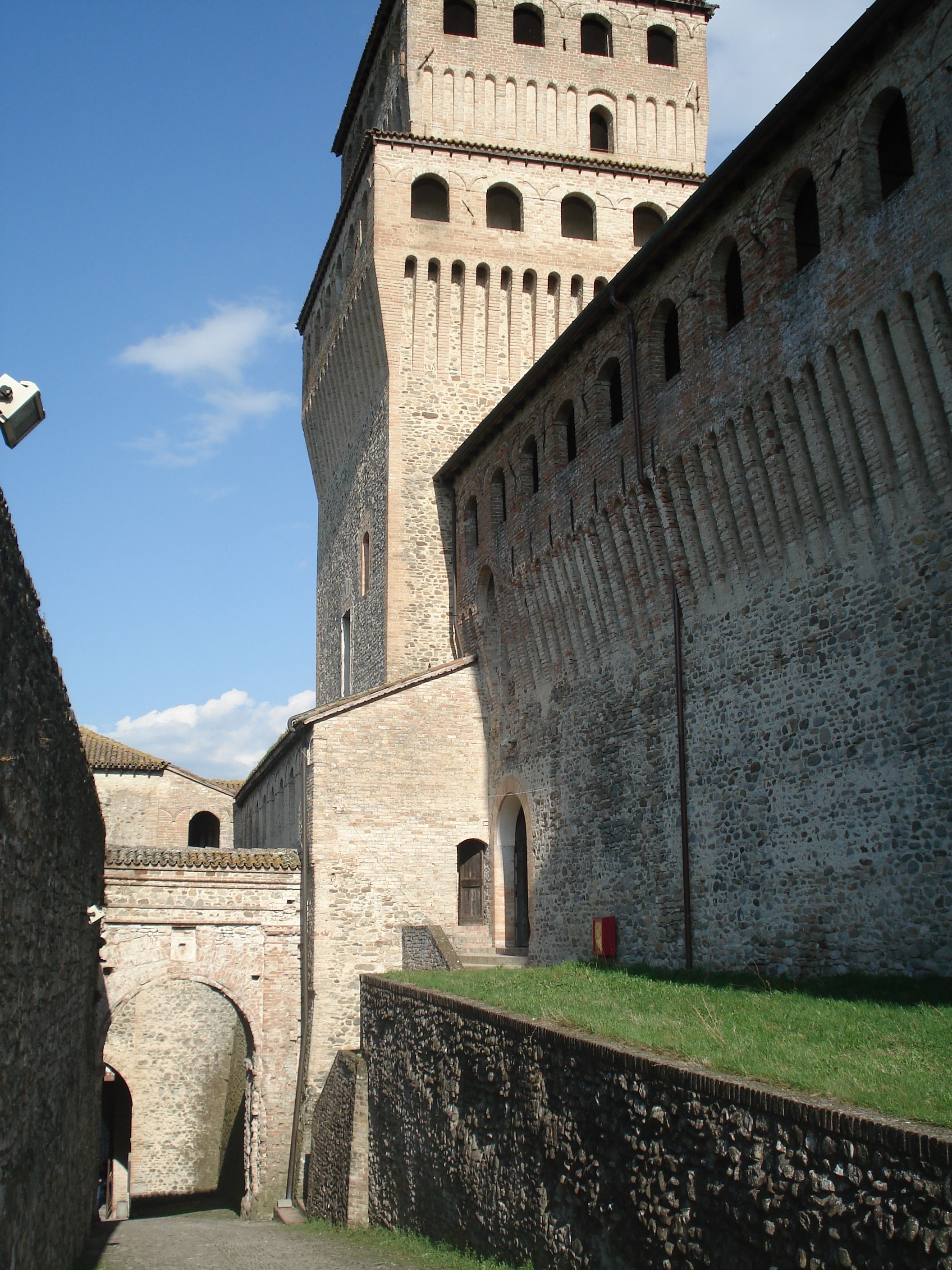 foto: https://upload.wikimedia.org/wikipedia/commons/6/6f/Castello_di_Torrechiara_05.JPG