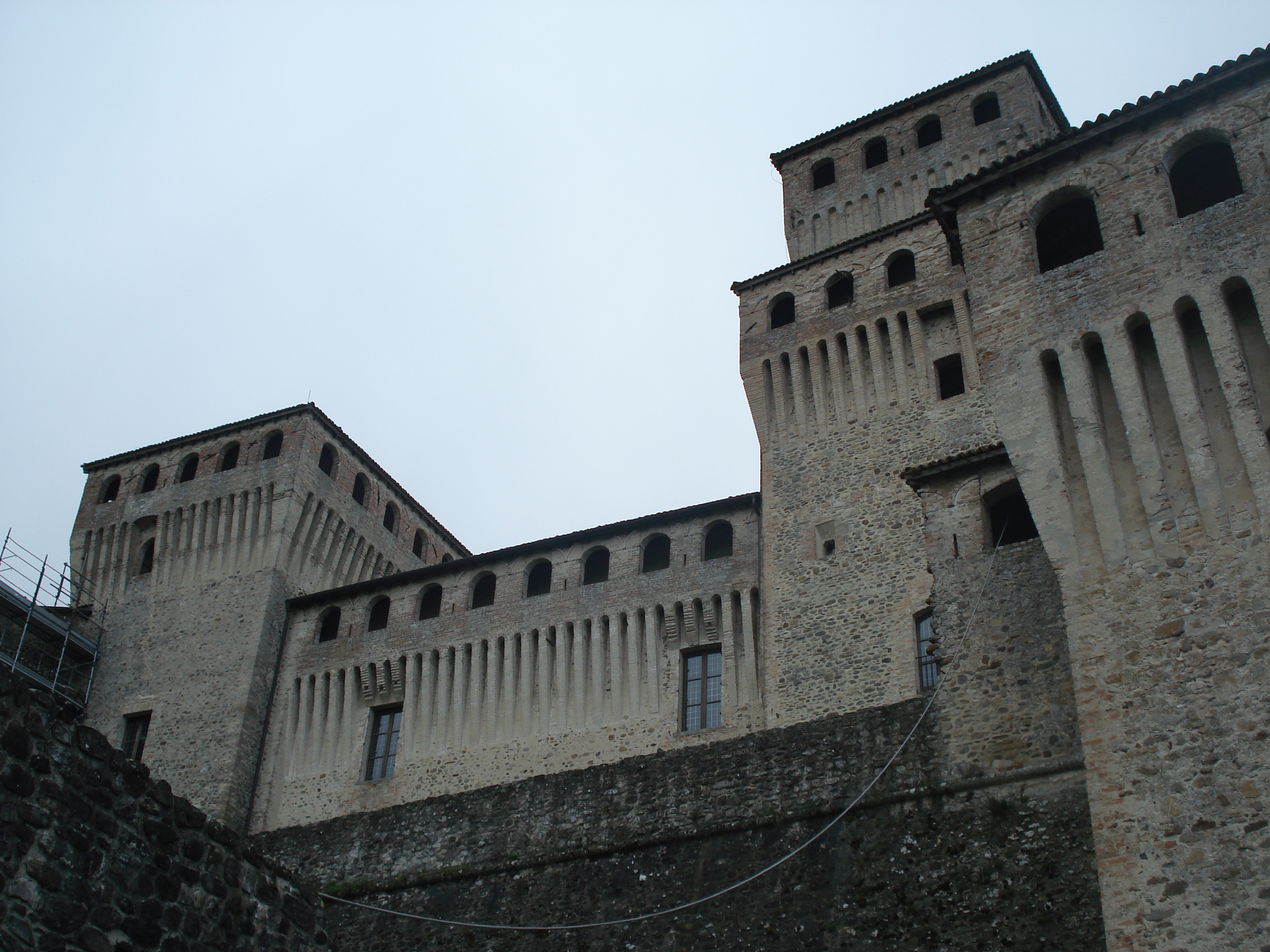 photo: https://upload.wikimedia.org/wikipedia/commons/4/49/Castello_di_Torrechiara_01.JPG