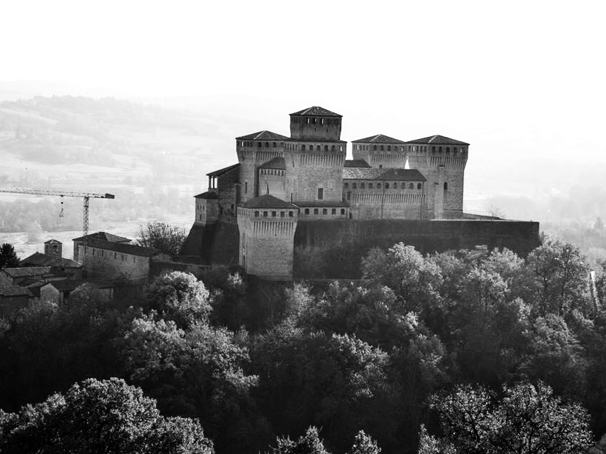 foto: https://upload.wikimedia.org/wikipedia/commons/b/b6/Castello_di_Torrechiara_-_tra_le_mura_del_passato-.jpeg