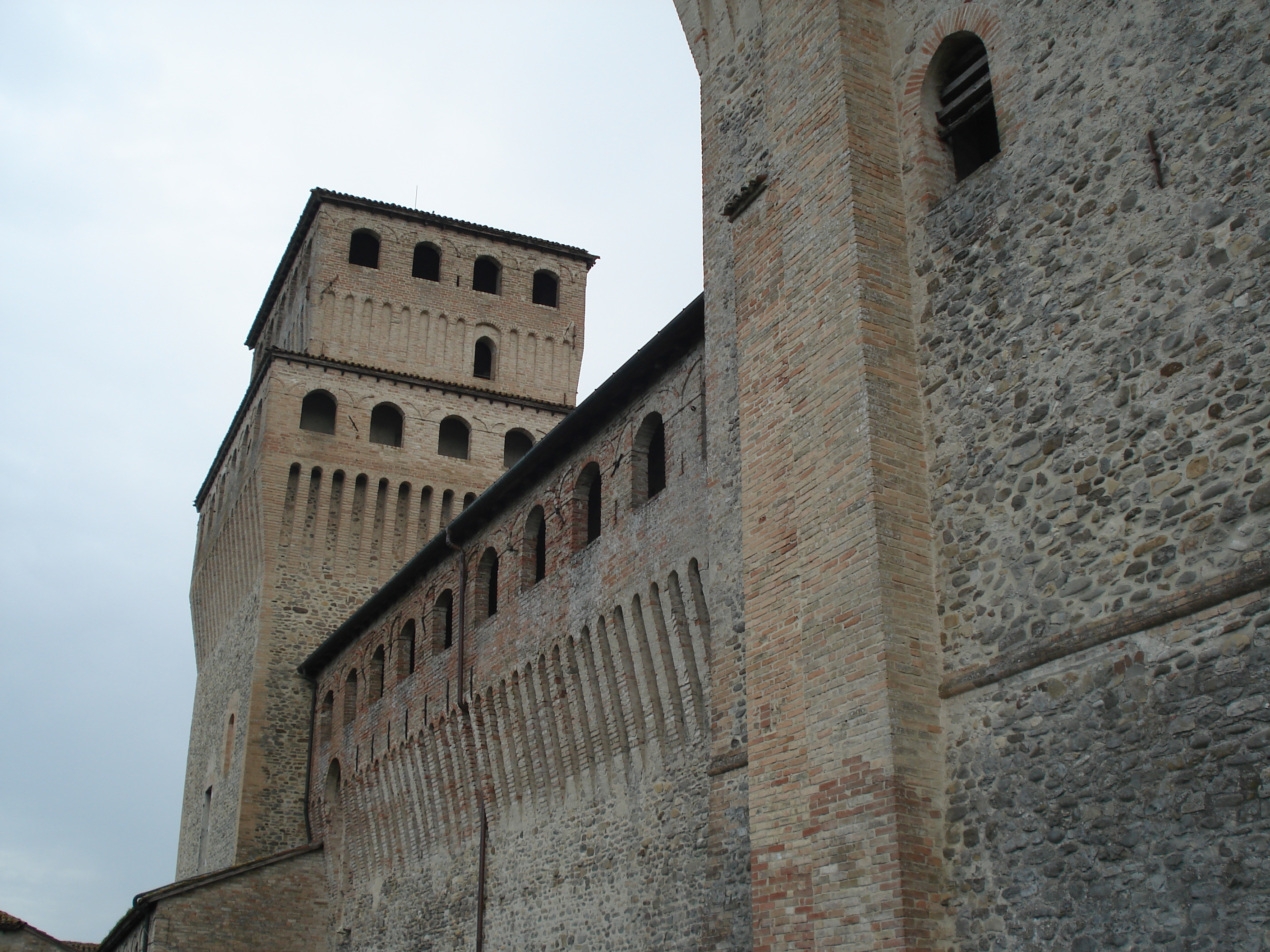 photo: https://upload.wikimedia.org/wikipedia/commons/4/45/Castello_di_Torrechiara_02.JPG
