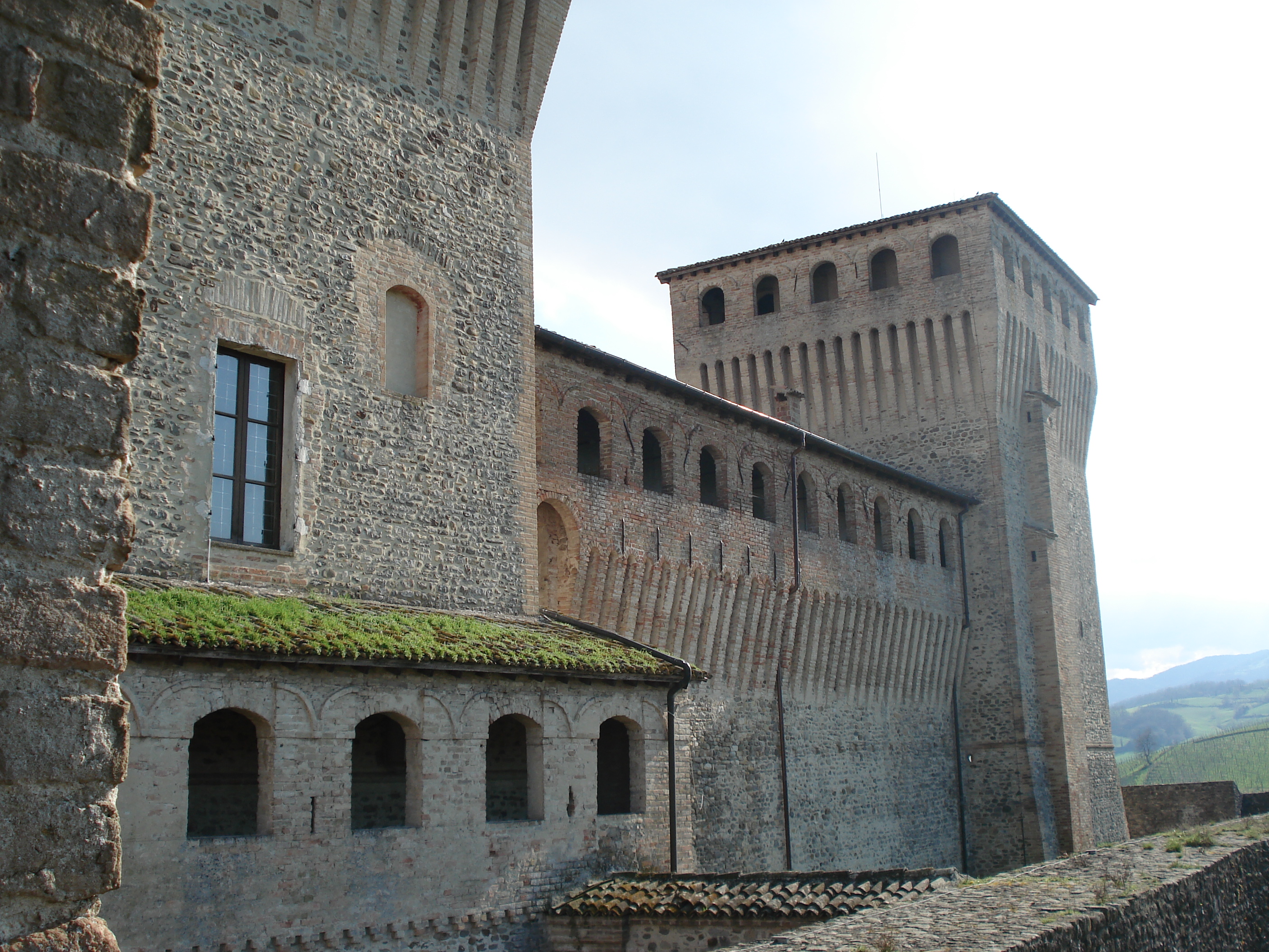 photo: https://upload.wikimedia.org/wikipedia/commons/e/ea/Castello_di_Torrechiara_06.JPG