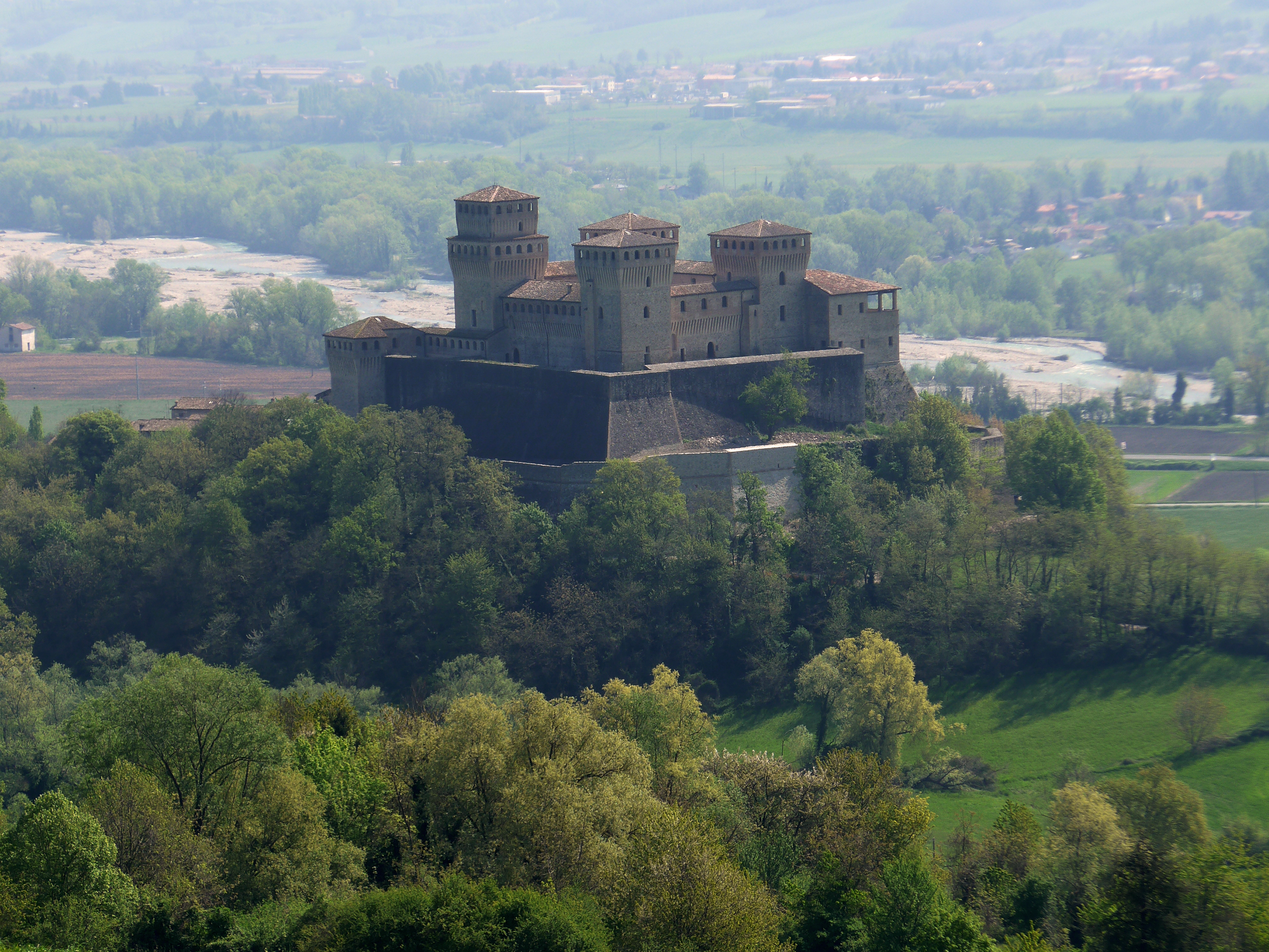 foto: https://upload.wikimedia.org/wikipedia/commons/9/92/Torrechiara-Castello.JPG