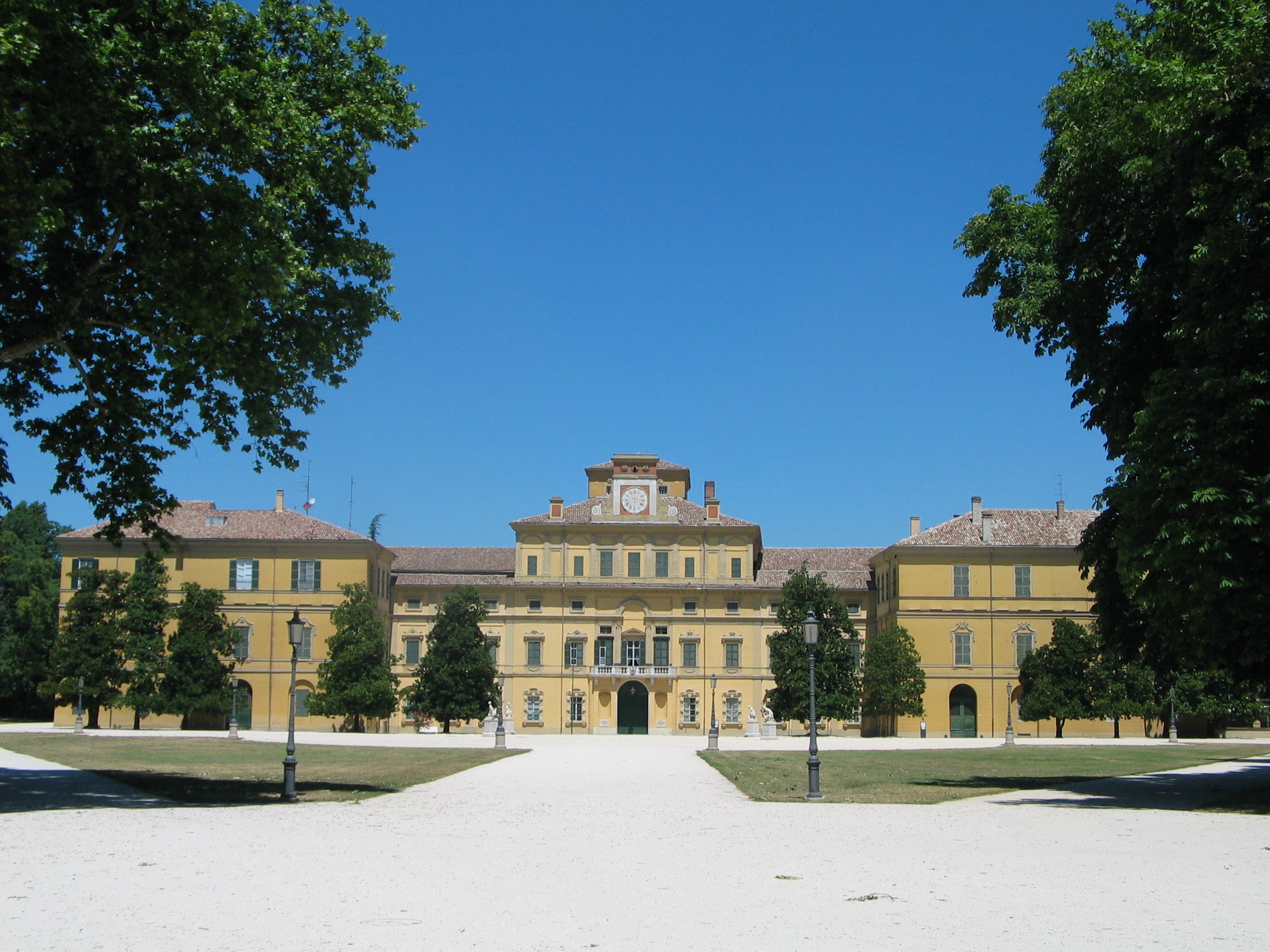 foto: https://upload.wikimedia.org/wikipedia/commons/9/9f/Il_Palazzo_Ducale_all%27interno_del_Parco_Ducale_di_Parma.jpg