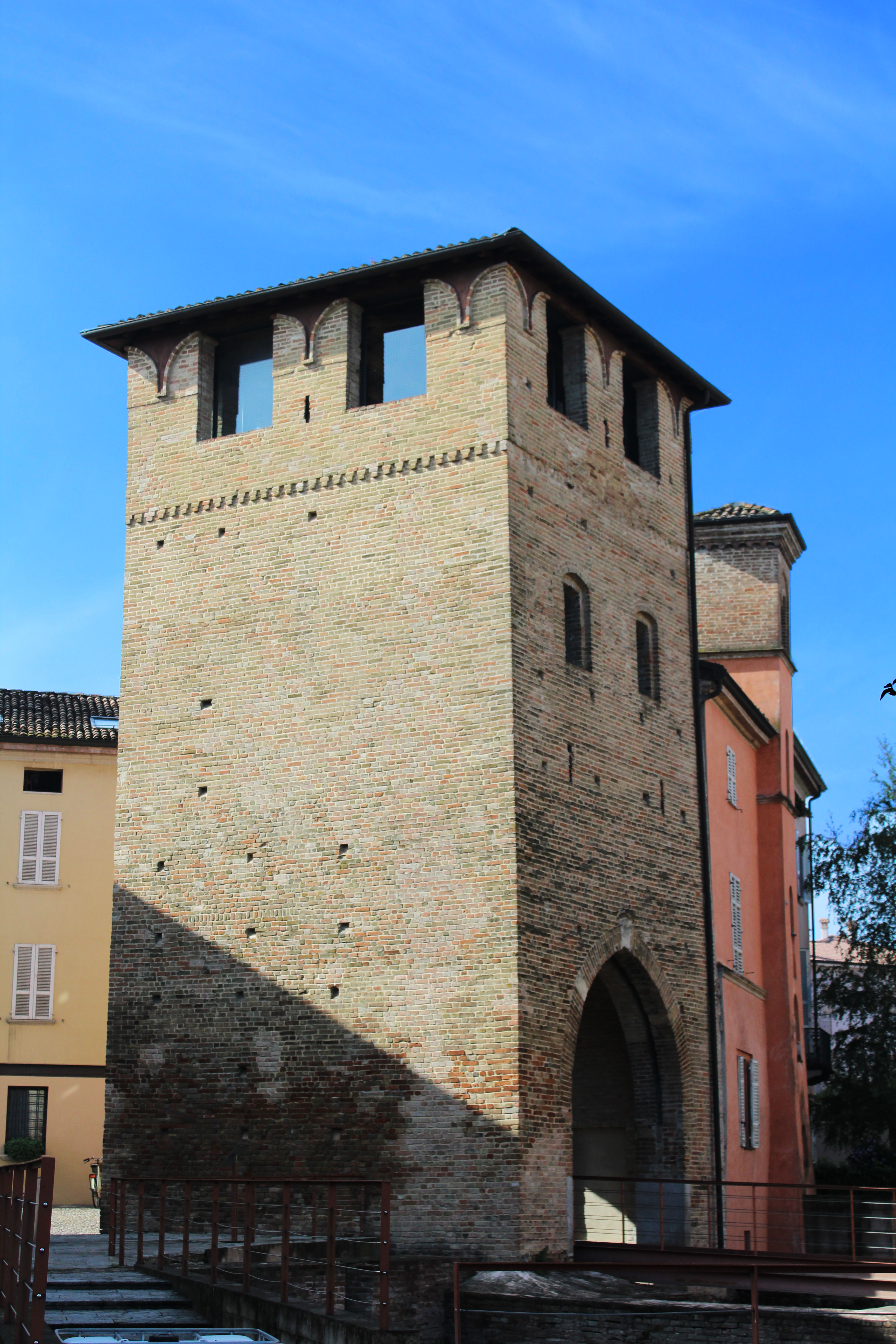 foto: https://upload.wikimedia.org/wikipedia/commons/a/a5/Torre_Medievale_di_Fidenza.jpg