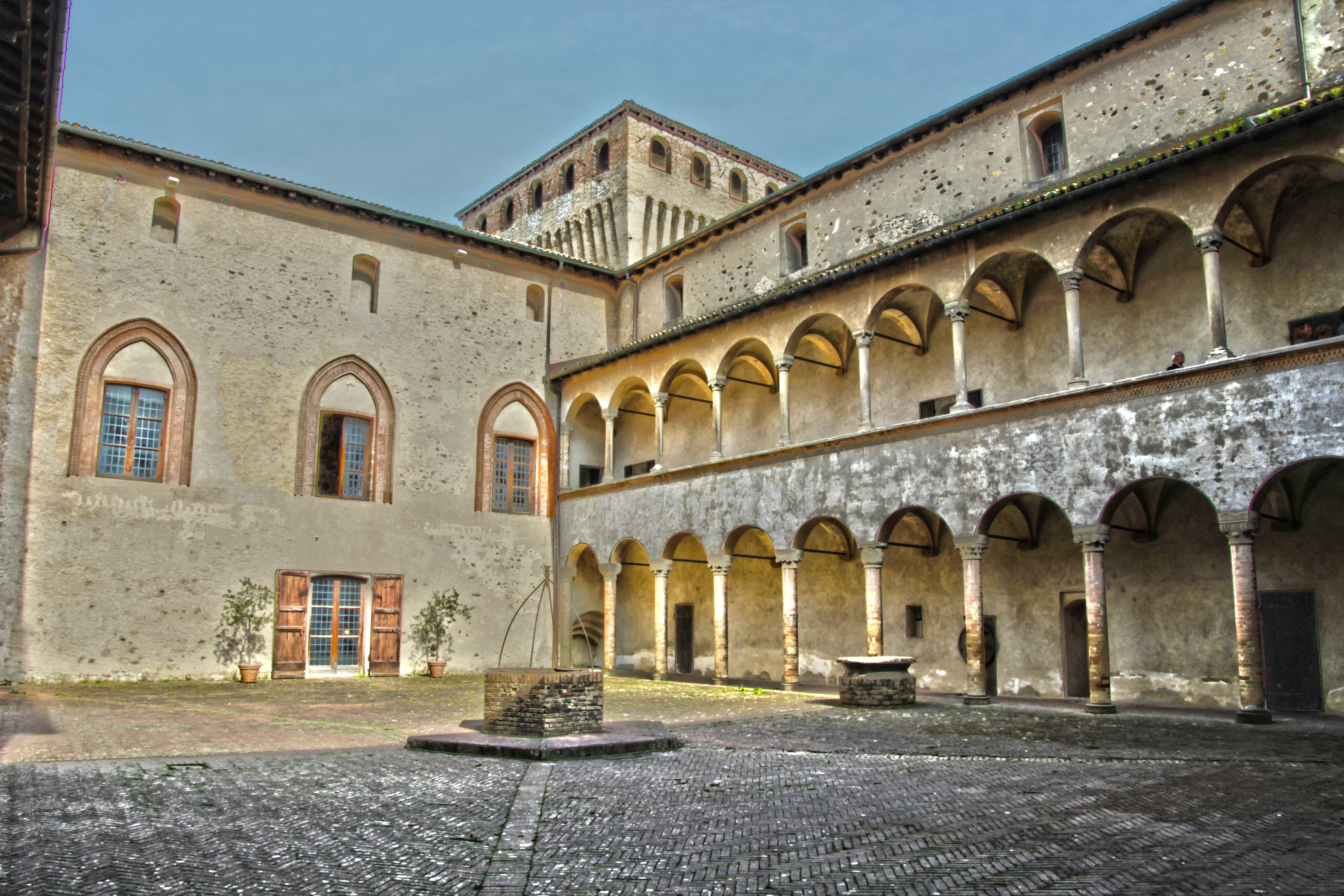 photo: https://upload.wikimedia.org/wikipedia/commons/e/e8/Interno_del_castello_di_torrechiara.jpg