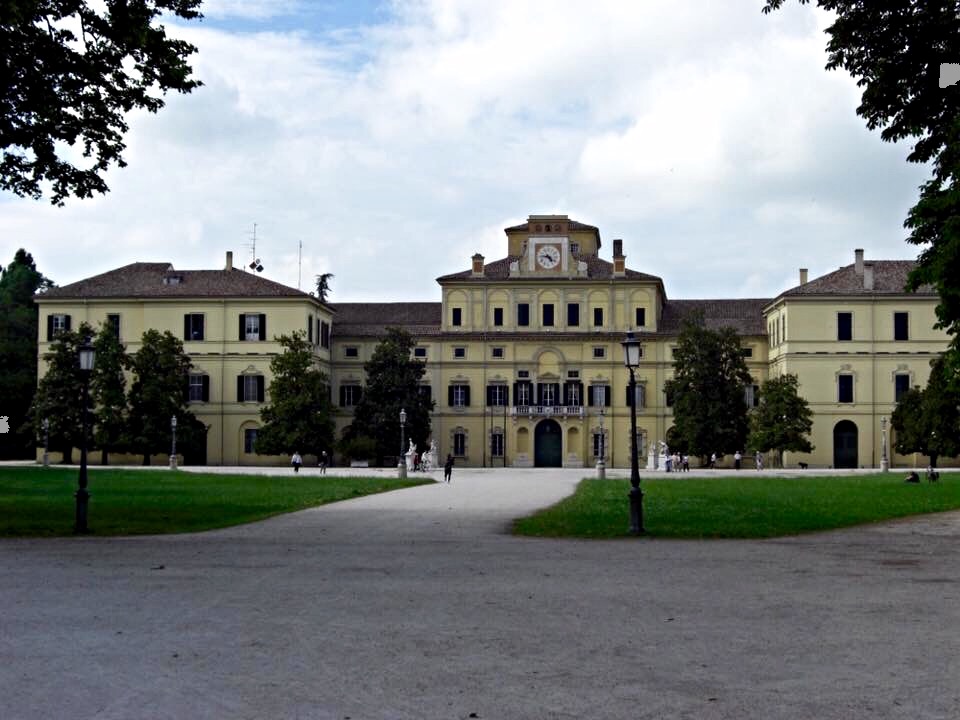 photo: https://upload.wikimedia.org/wikipedia/commons/a/a4/Palazzo_Ducale_primavera.jpg