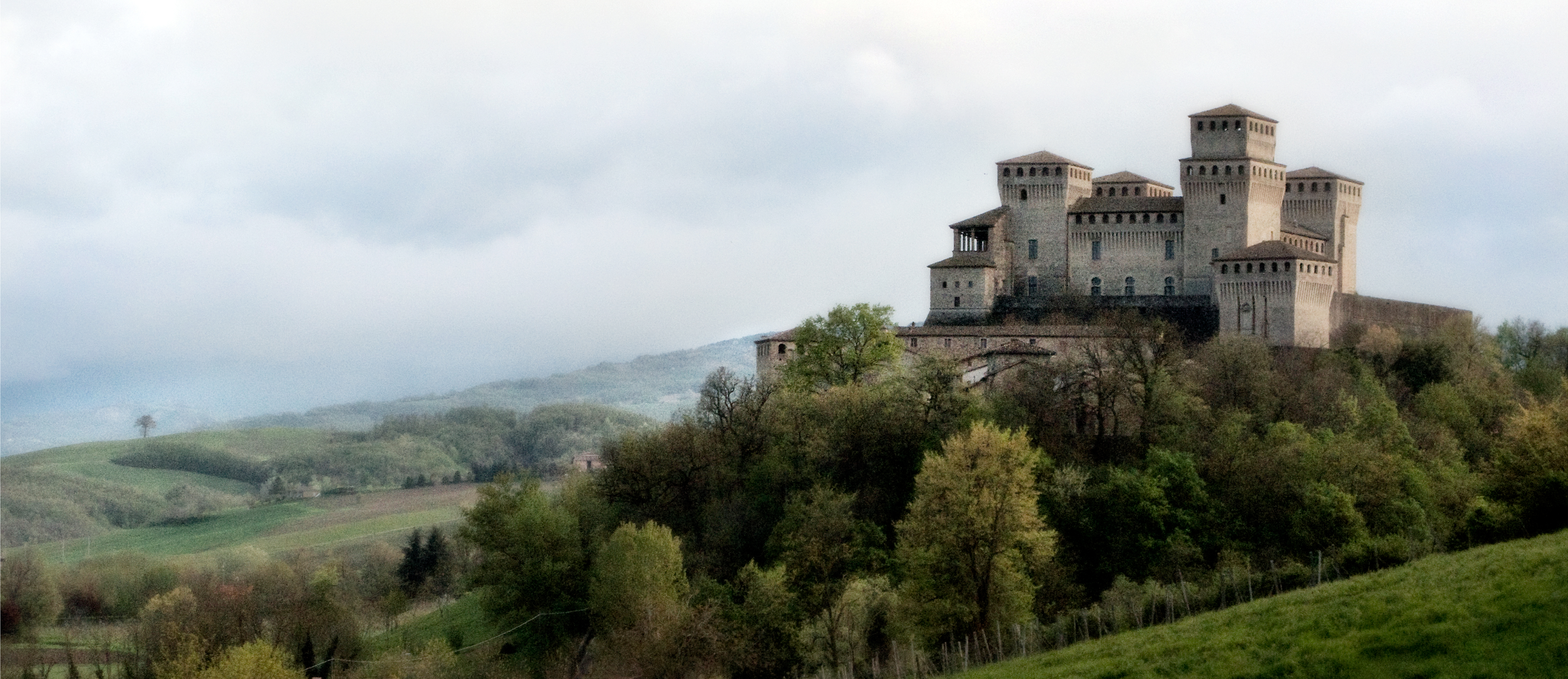 photo: https://upload.wikimedia.org/wikipedia/commons/e/e5/Castello_di_Torrechiara_%28Provincia_di_Parma%29.jpg