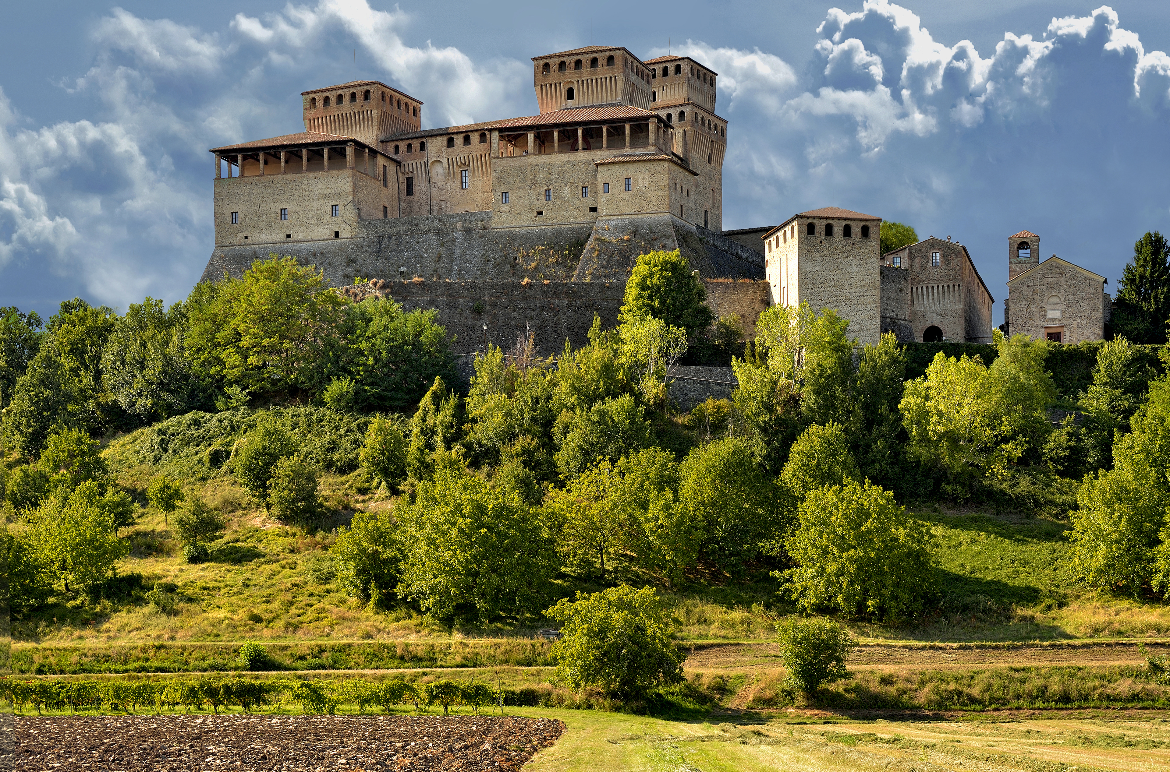 photo: https://upload.wikimedia.org/wikipedia/commons/9/92/Castello_di_Torrechiara_e_dintorni.jpg