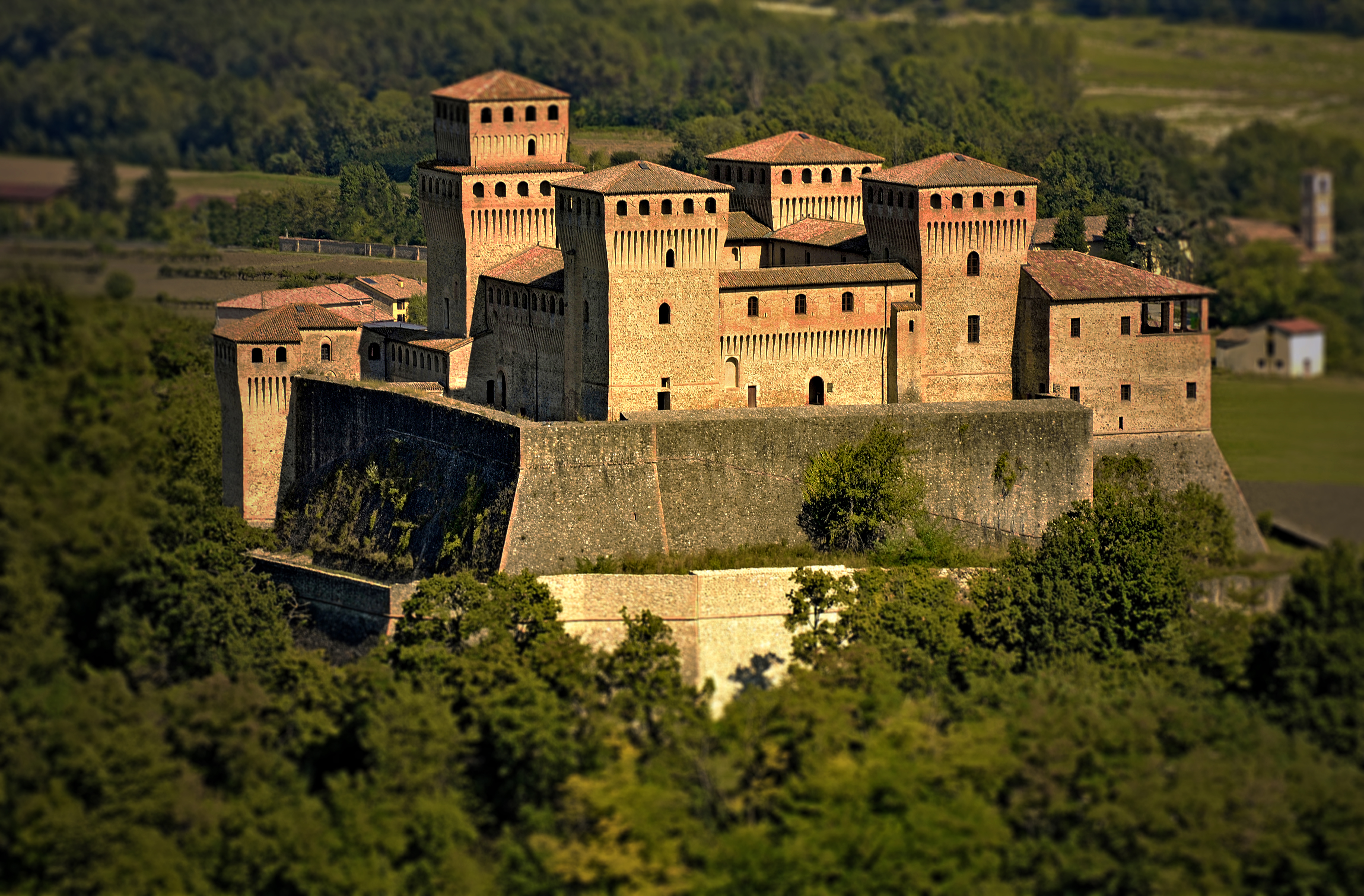 photo: https://upload.wikimedia.org/wikipedia/commons/f/f8/Tramonto_sul_castello_di_Pier_Maria_II_de%27_Rossi.jpg
